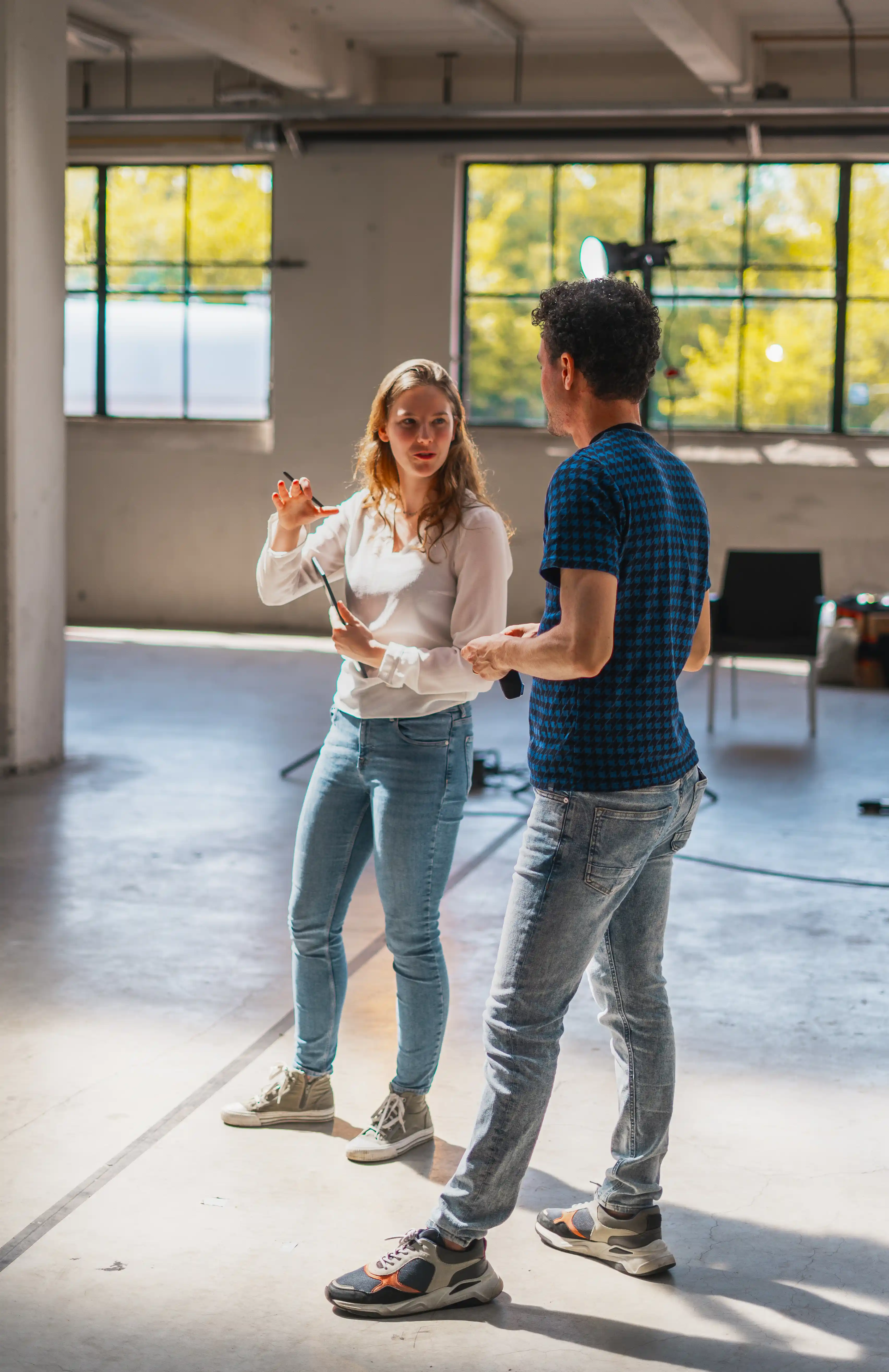 Oprichters Roland en Remco Guijs van mediabedrijf Indall proosten tijdens een viering.