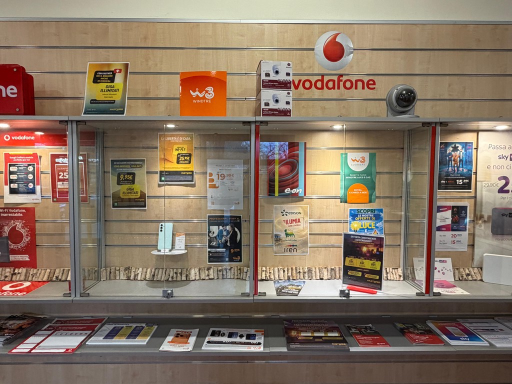 Angolo vodafone e wind3 di nexxtgen Bovisio Masciago, negozio di assistenza telefonia