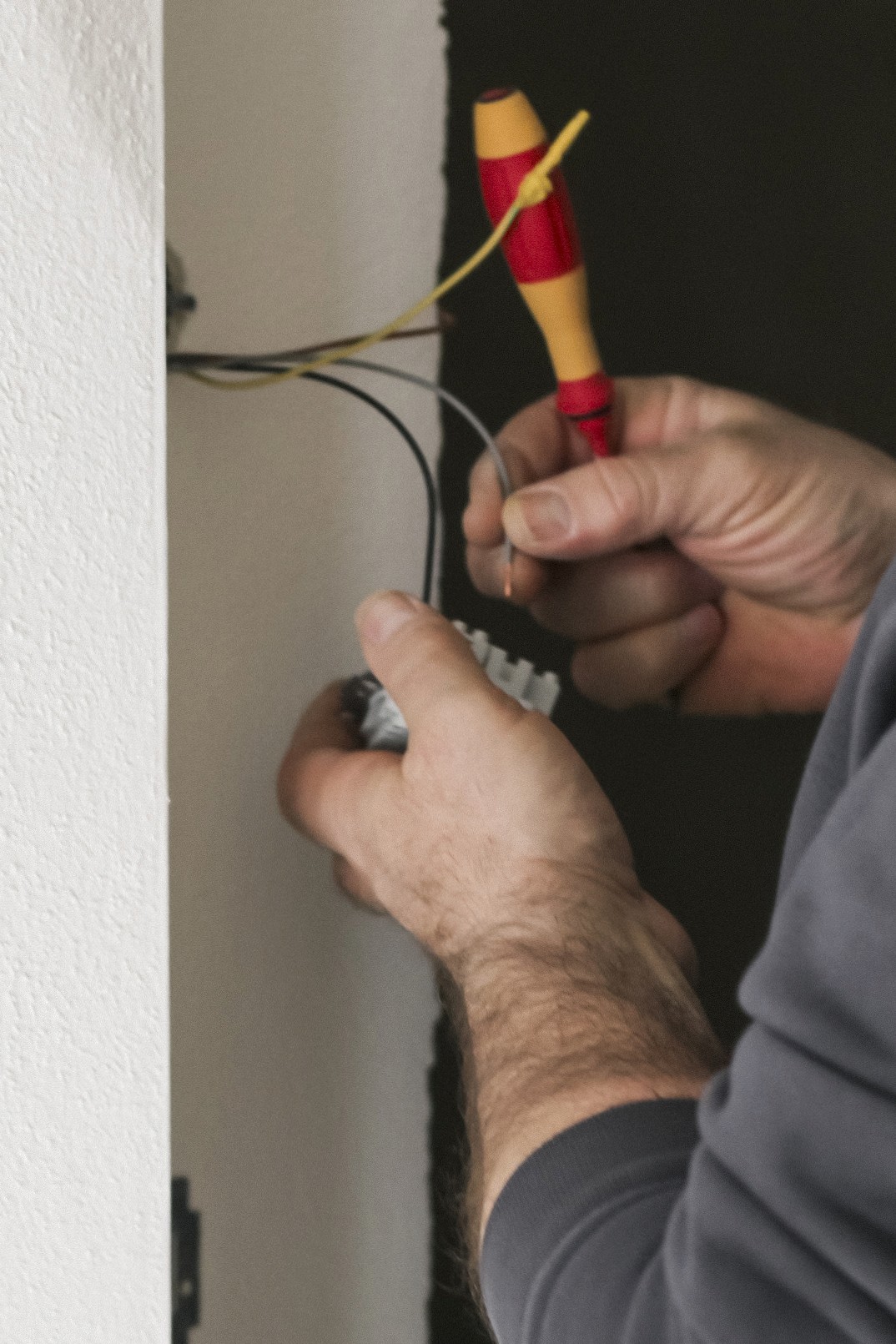 Elektroinstallation von Steckdosen in einem Neubau