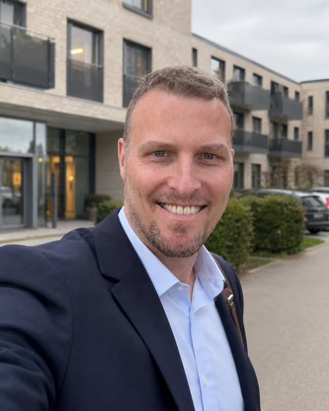 Michael Scheidel vor einem Neubau