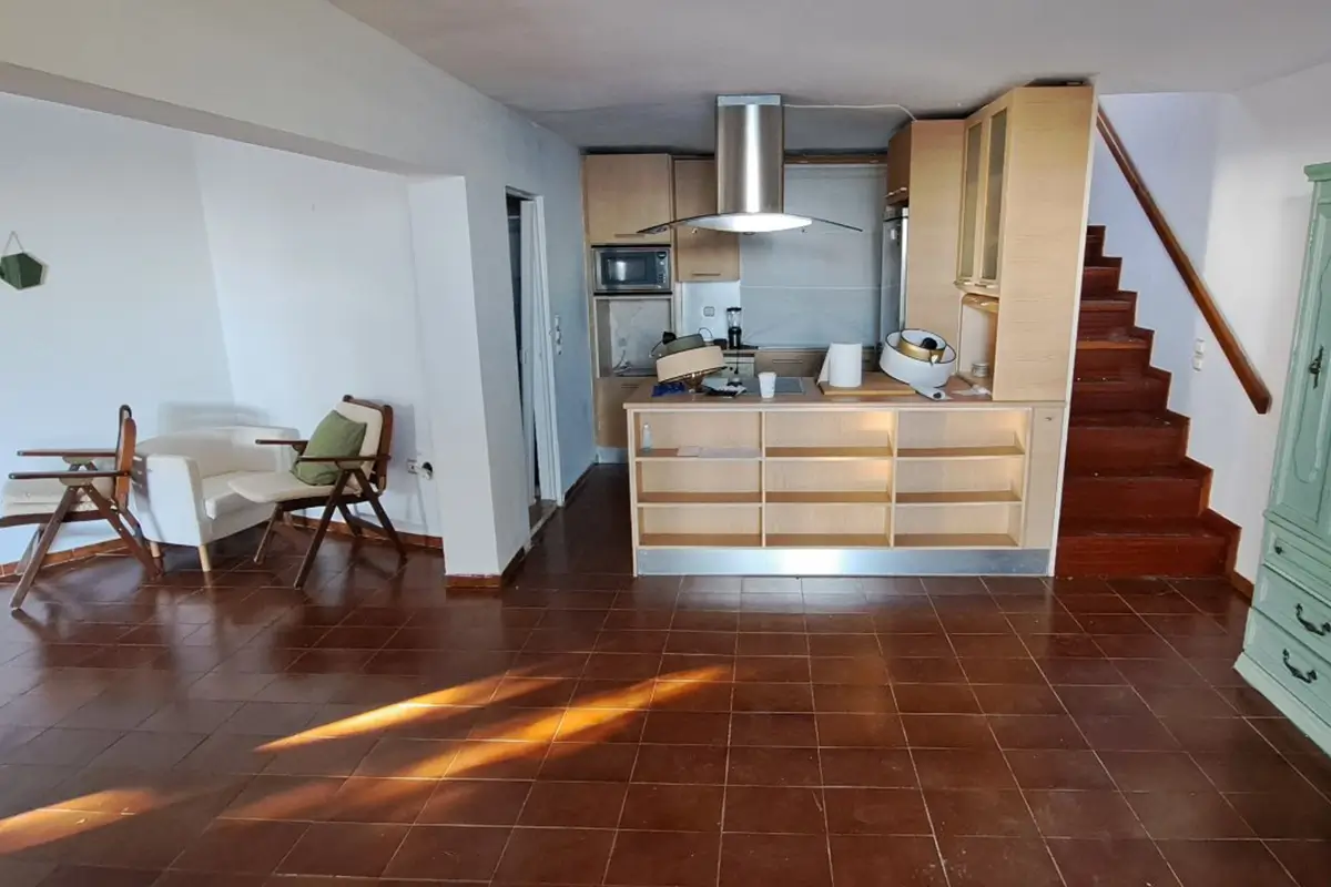 Εσωτερικός χώρος μεζονέτας στο Σούνιο πριν την ανακαίνιση