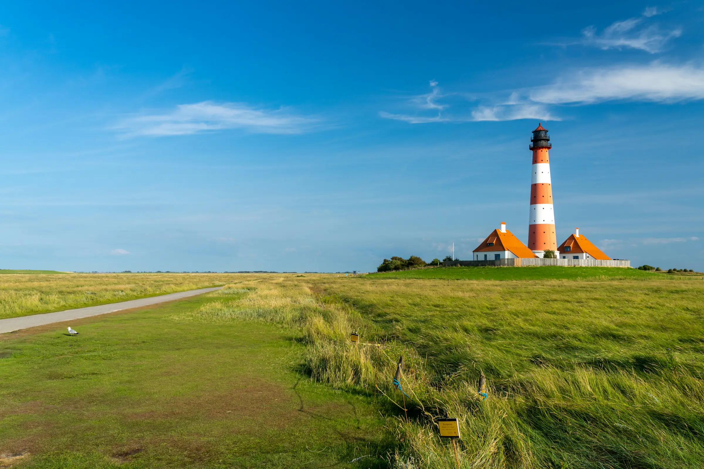 Schleswig-Holstein, Leuchtturm Westerheversand auf Eiderstedt, blauer Himmel