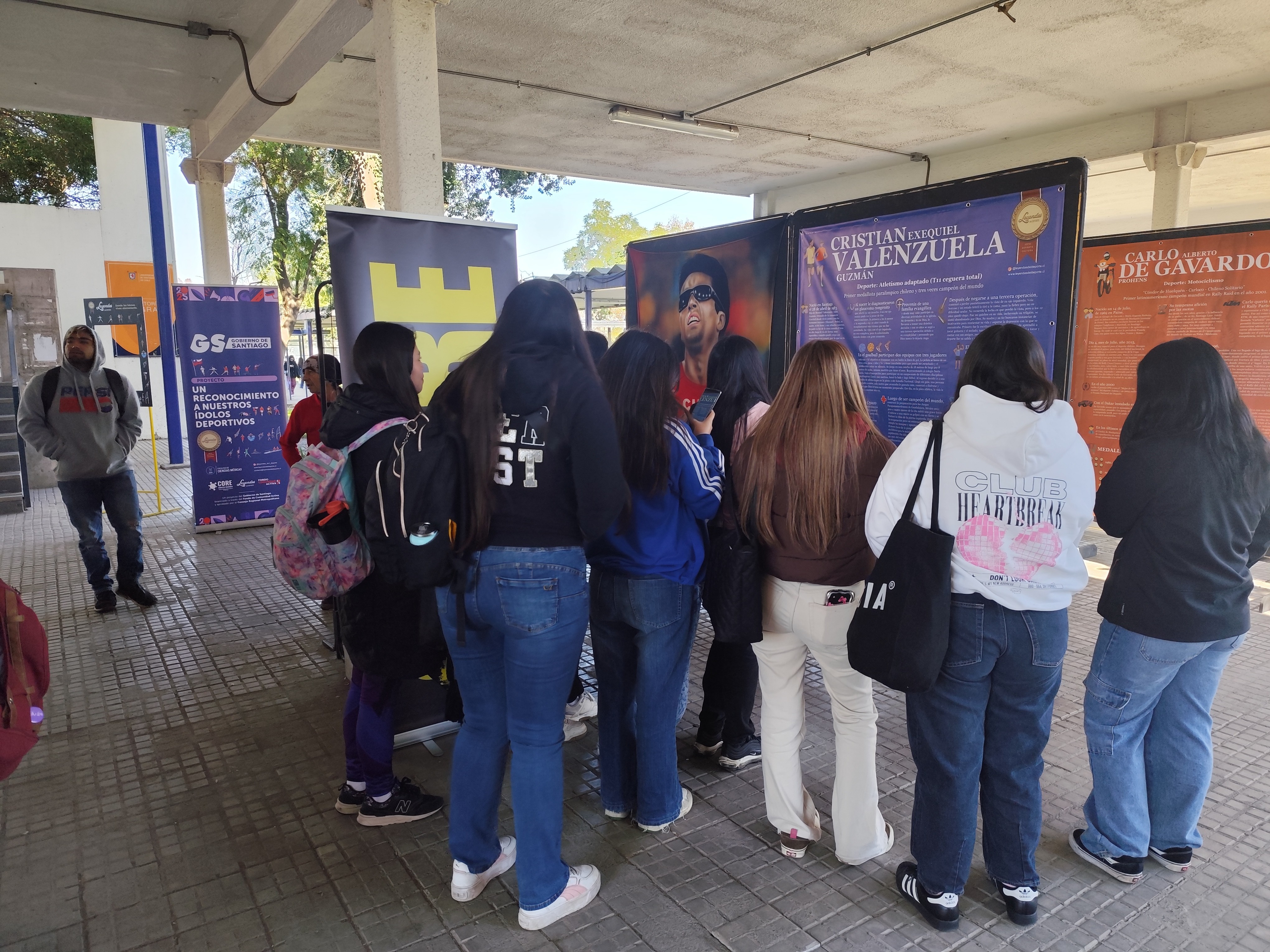 Pintura de Cristián Valenzuela, atleta paralímpico chileno campeón, parte de la exposición Leyendas del Deporte en USACH.