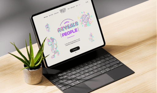 Page d’accueil du site Reveals People affichée sur tablette, avec illustrations colorées et design moderne.