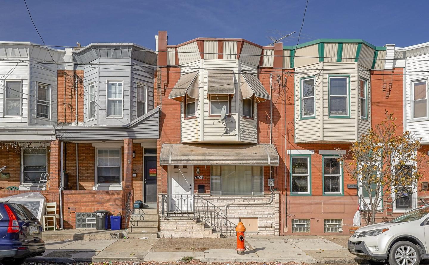 Rowhomes with bay windows on Aramingo Avenue, Philadelphia