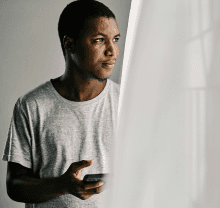 Utilisateur regardant son téléphone, gestion d’épargne en ligne sur mobile