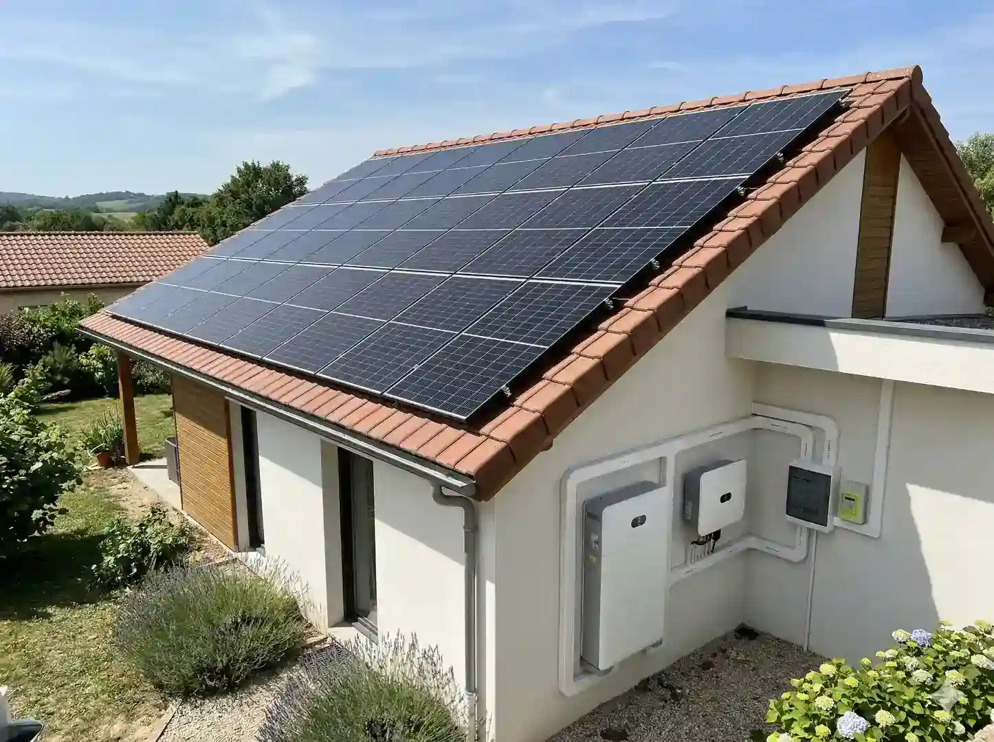 Installation d'un kit de panneaux photovoltaïques de 12 kWc avec batterie de stockage