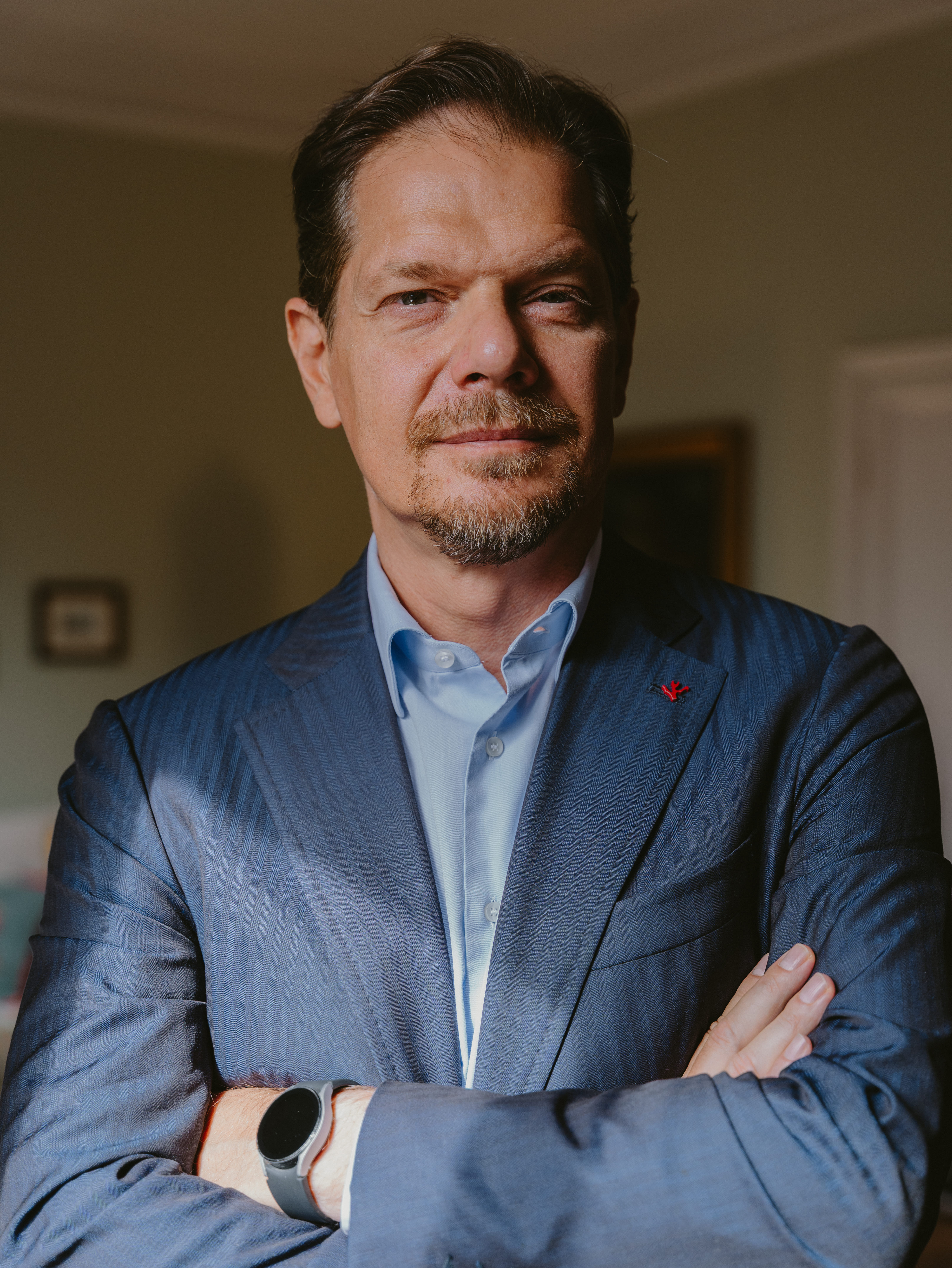 Coordina la redazione economica di SkyTg24 di cui è autore e conduttore. È stato inviato di Ballarò, autore di La Storia Siamo Noi di Minoli. Laureato in Economia Politica all’Università Cattolica di Milano.