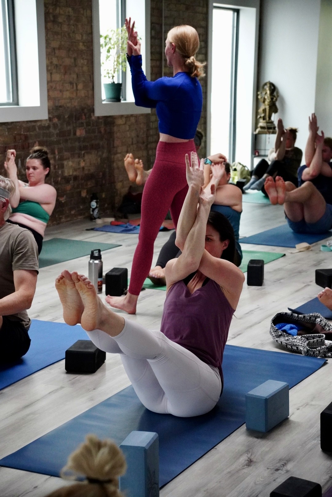 a woman sitting on a piyor in a room