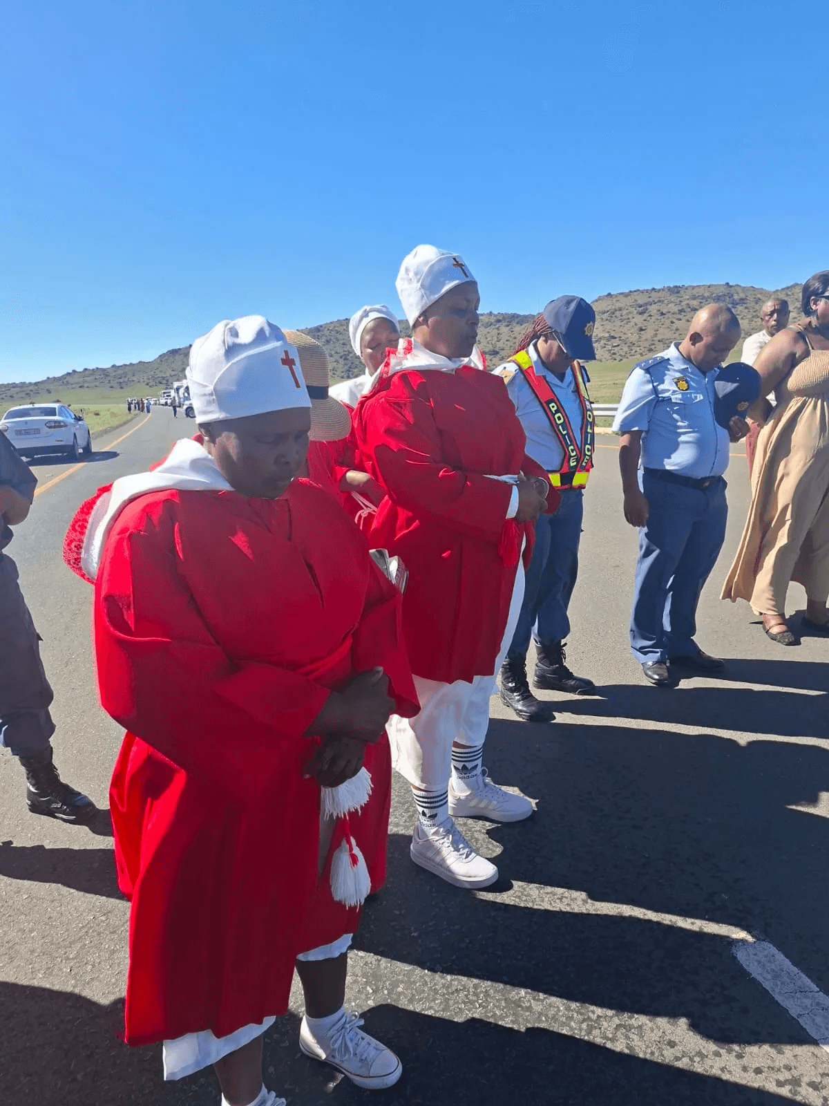 Photo:SAPS Smithfield, faith leaders hold N6 prayer for festive road safety – South African Daily