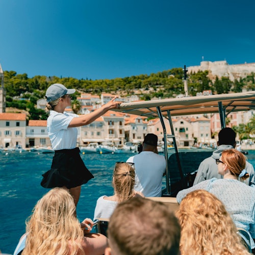 Vakker ankomst til Hvar by