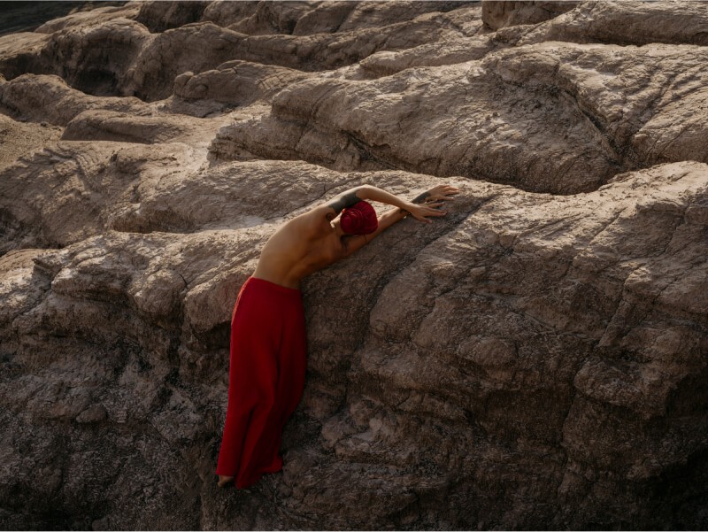 Blertë Dibrani seitlich strecken über einem Felsen