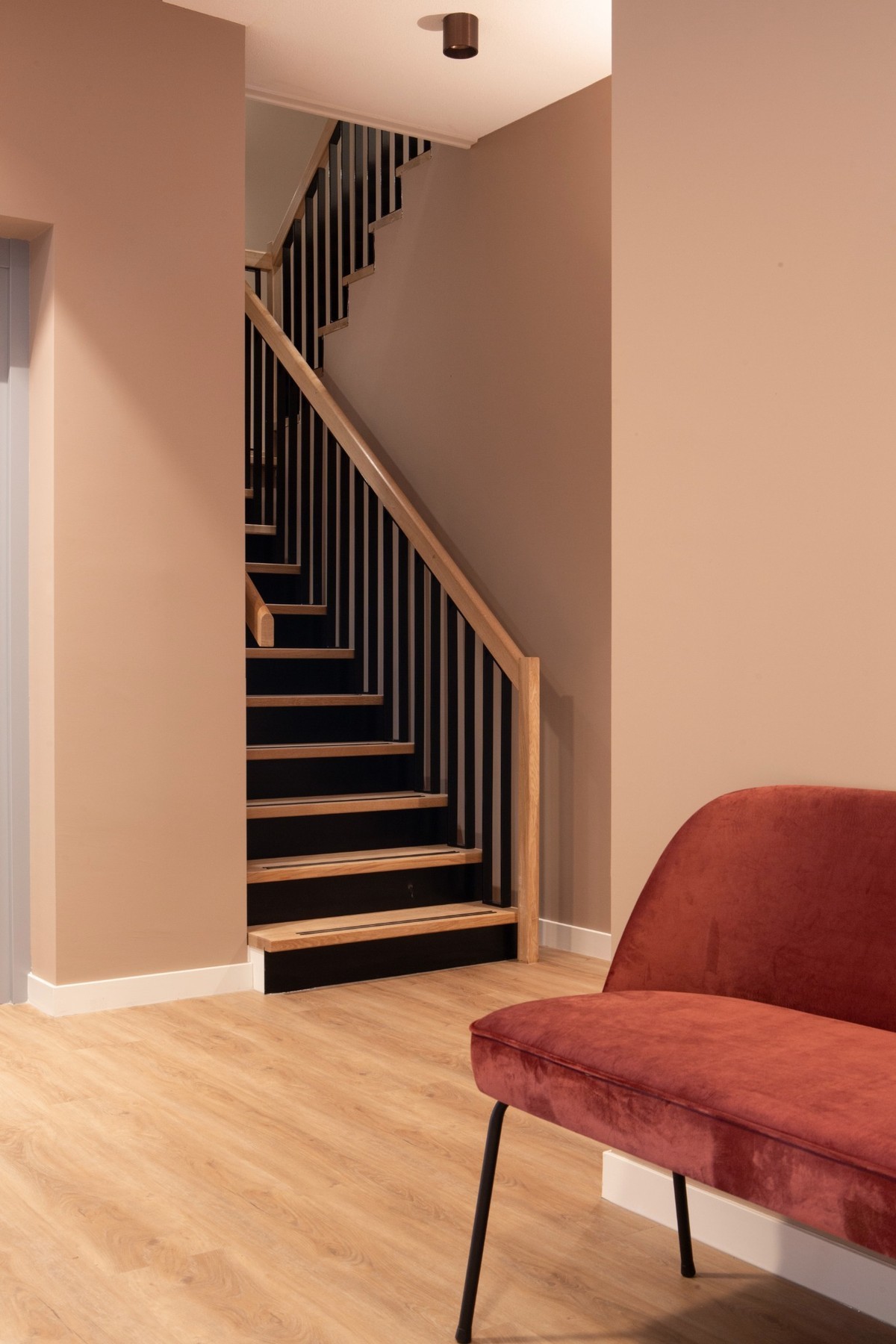 hal terracotta met trap hout zwart