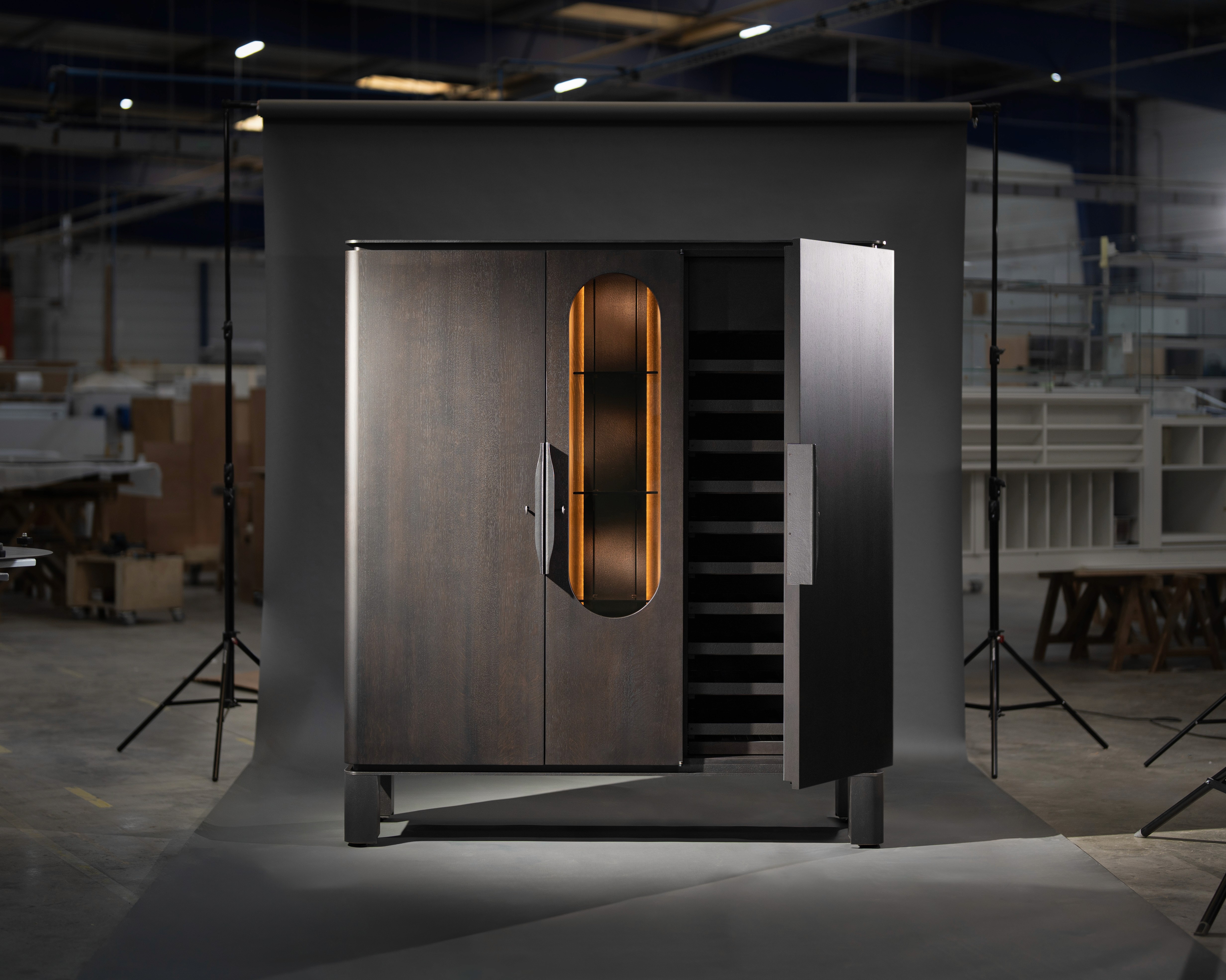 Cave à vin sur mesure haut de gamme intégrée dans un intérieur contemporain, réalisée par Maison Borio