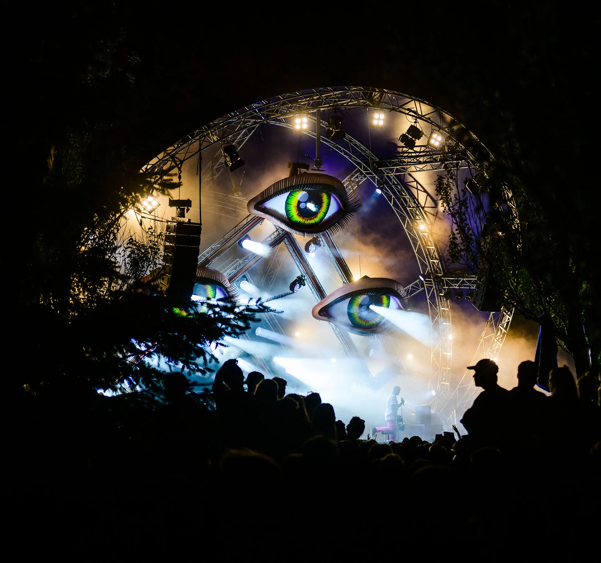 sfeerbeeld festival terrein met decor en verlichting