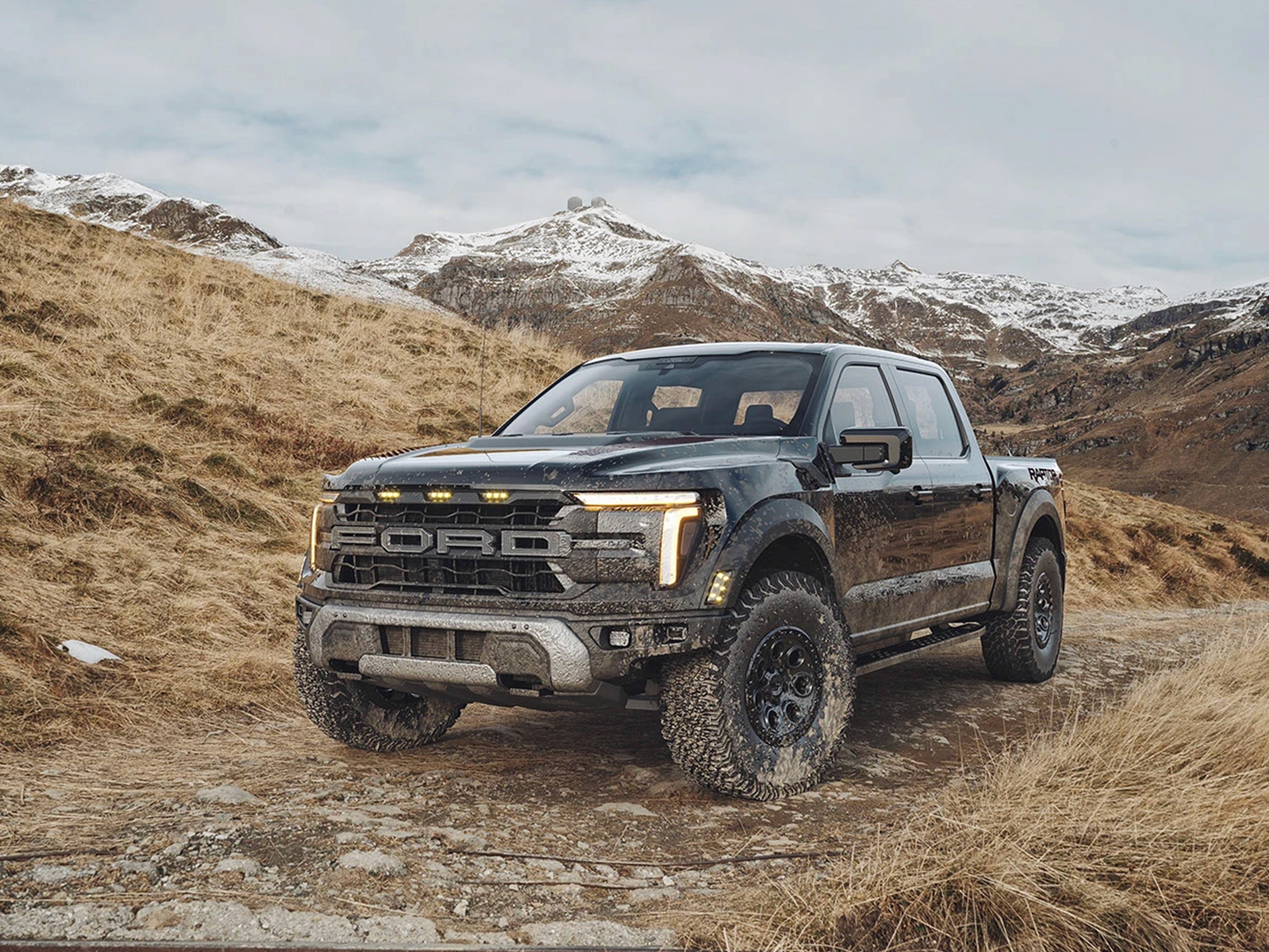 Visualizzazione 3d di pick-up Ford Raptor con carrozzeria nera visto di tre quarti frontalmente. La vettura è in ambiente montano e fangoso.