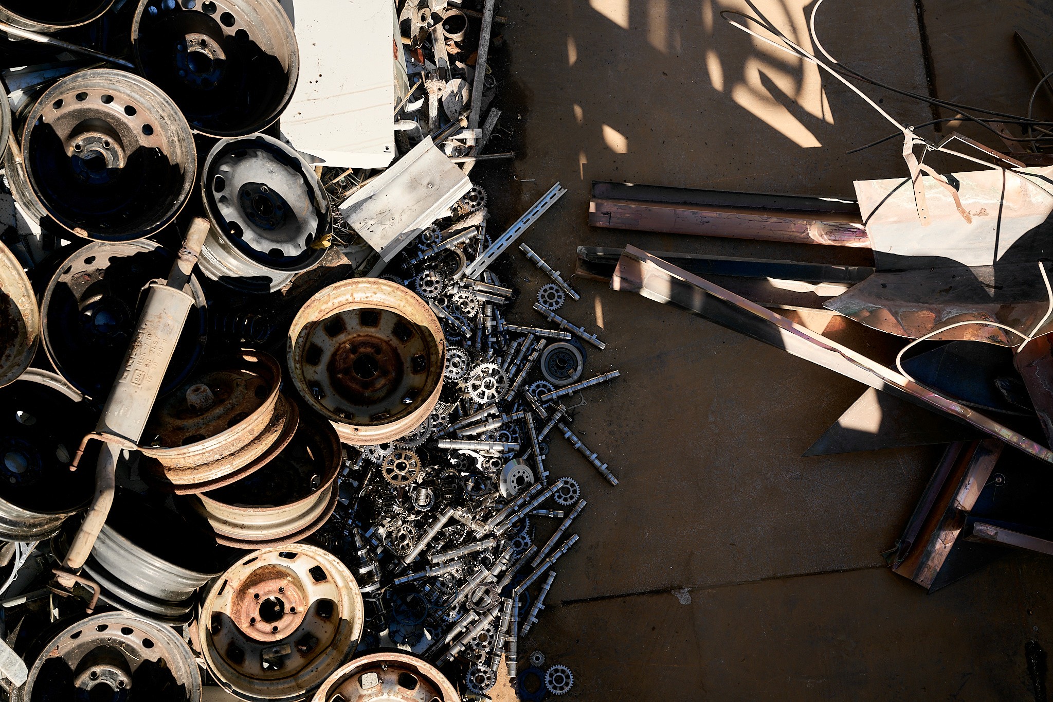 Nahaufnahme von Autoreifen und Metallteilen auf einem Haufen. Recycling von Autoteilen und Schrott.