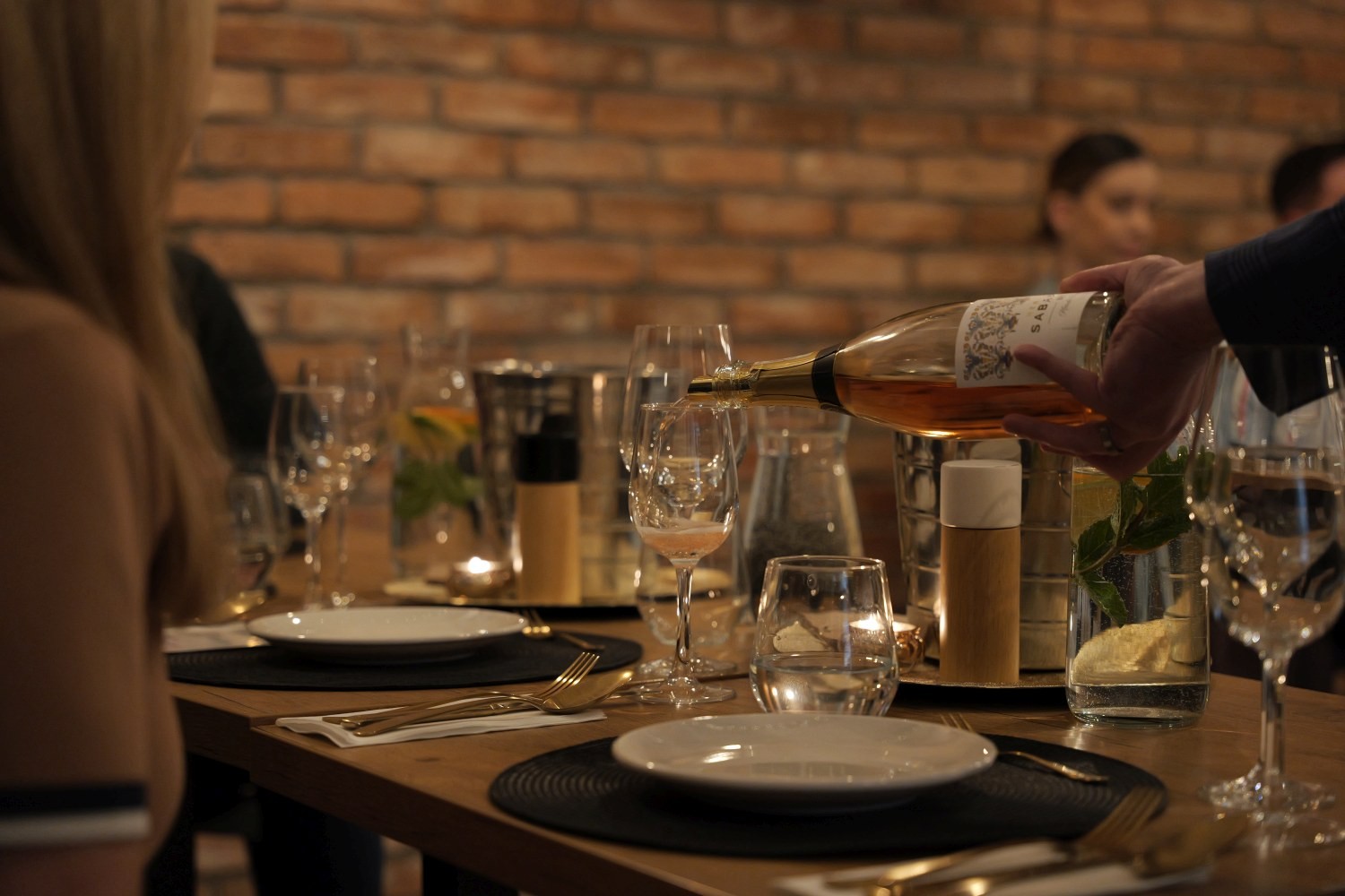 Serwowanie wina podczas kolacji degustacyjnej w Niedźwiedzia 25 – elegancki wieczór pod Poznaniem