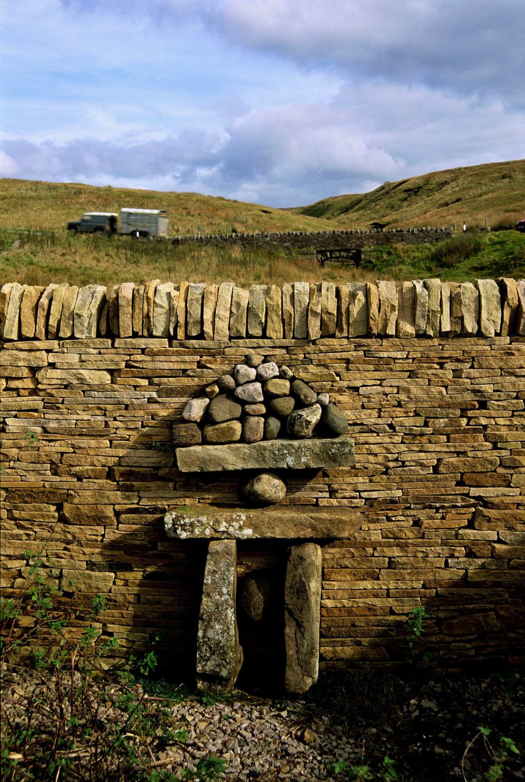Trockenmauerkunstwerk Trockensteinmauer Andrew Loudon