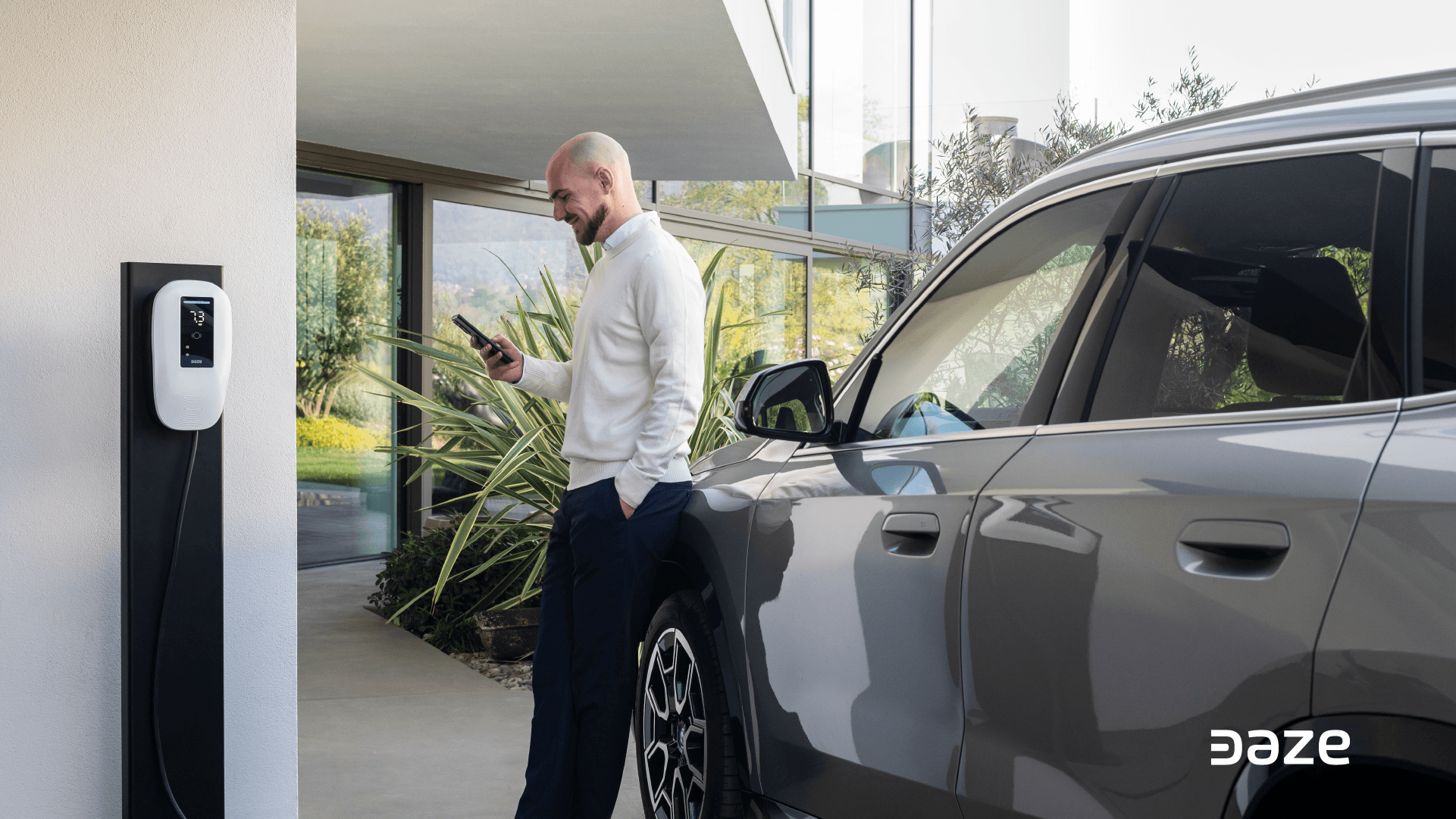 coche-eléctrico-aparcado-en-el-jardín-junto-a-la-estación-de-carga