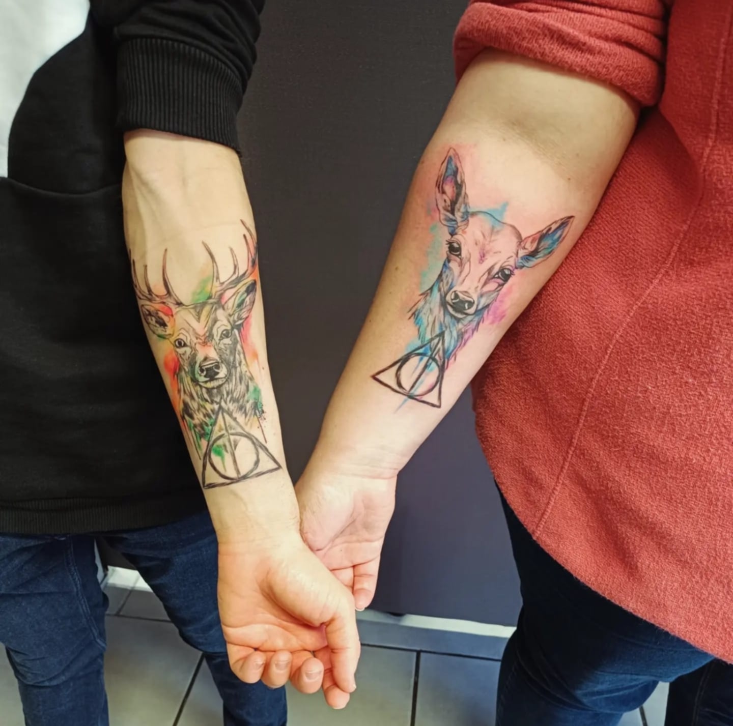 tatouages avant bras noir couple