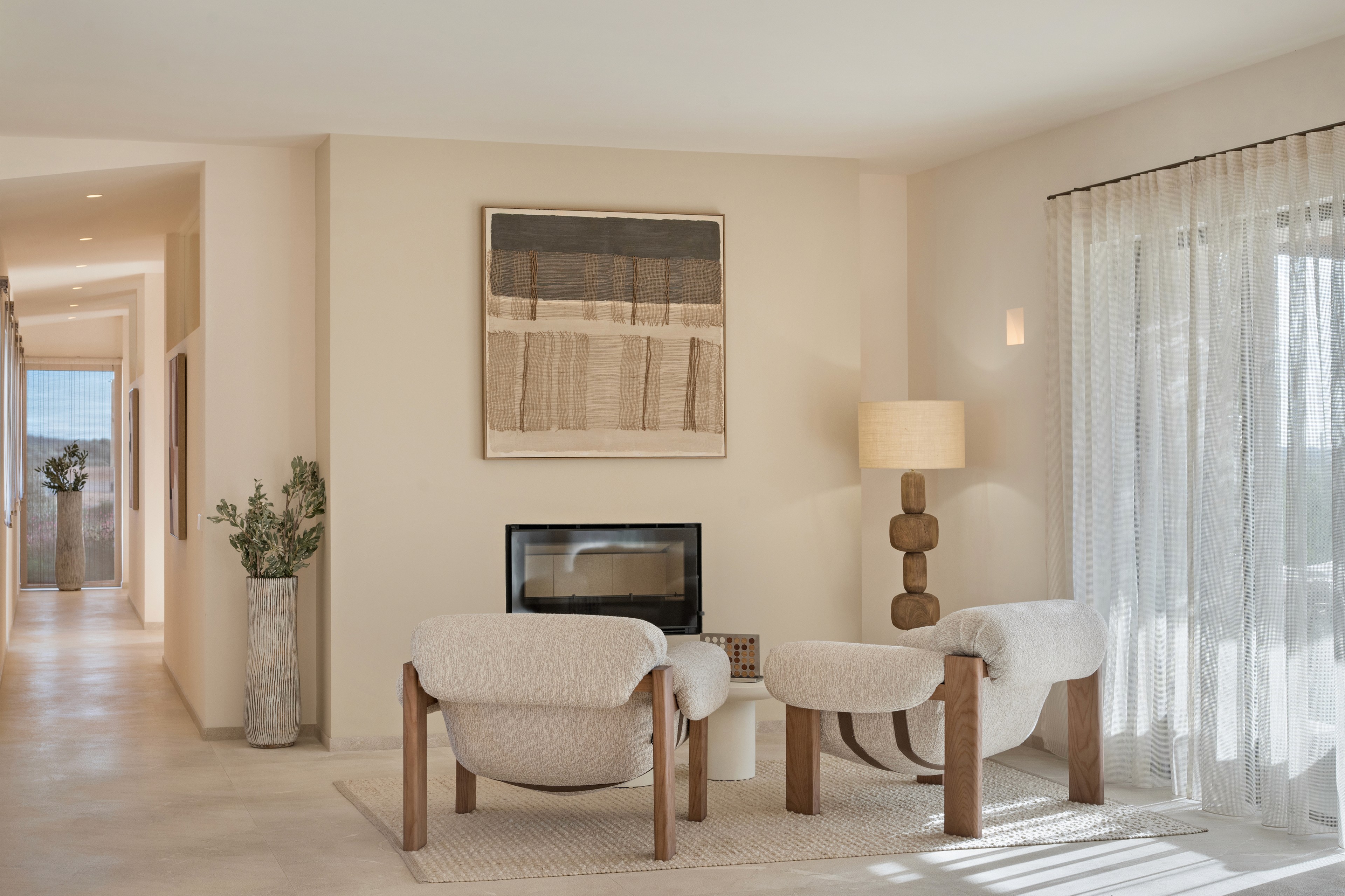 Lesebereich der Finca in Ses Salines mit Lounge-Sesseln, weichen Textilien und ruhiger, heller Raumgestaltung