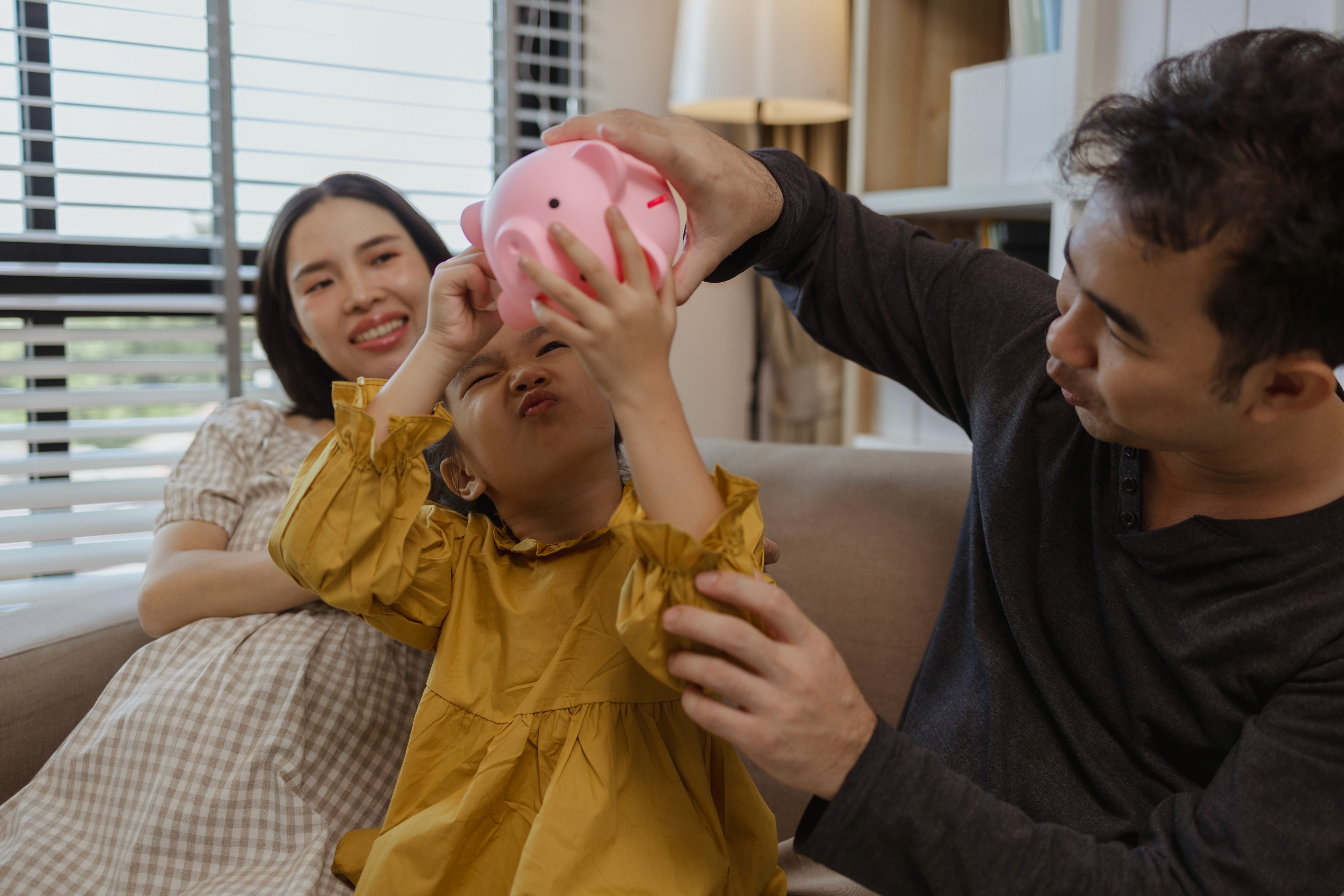 Familie hat Spaß beim sparen 