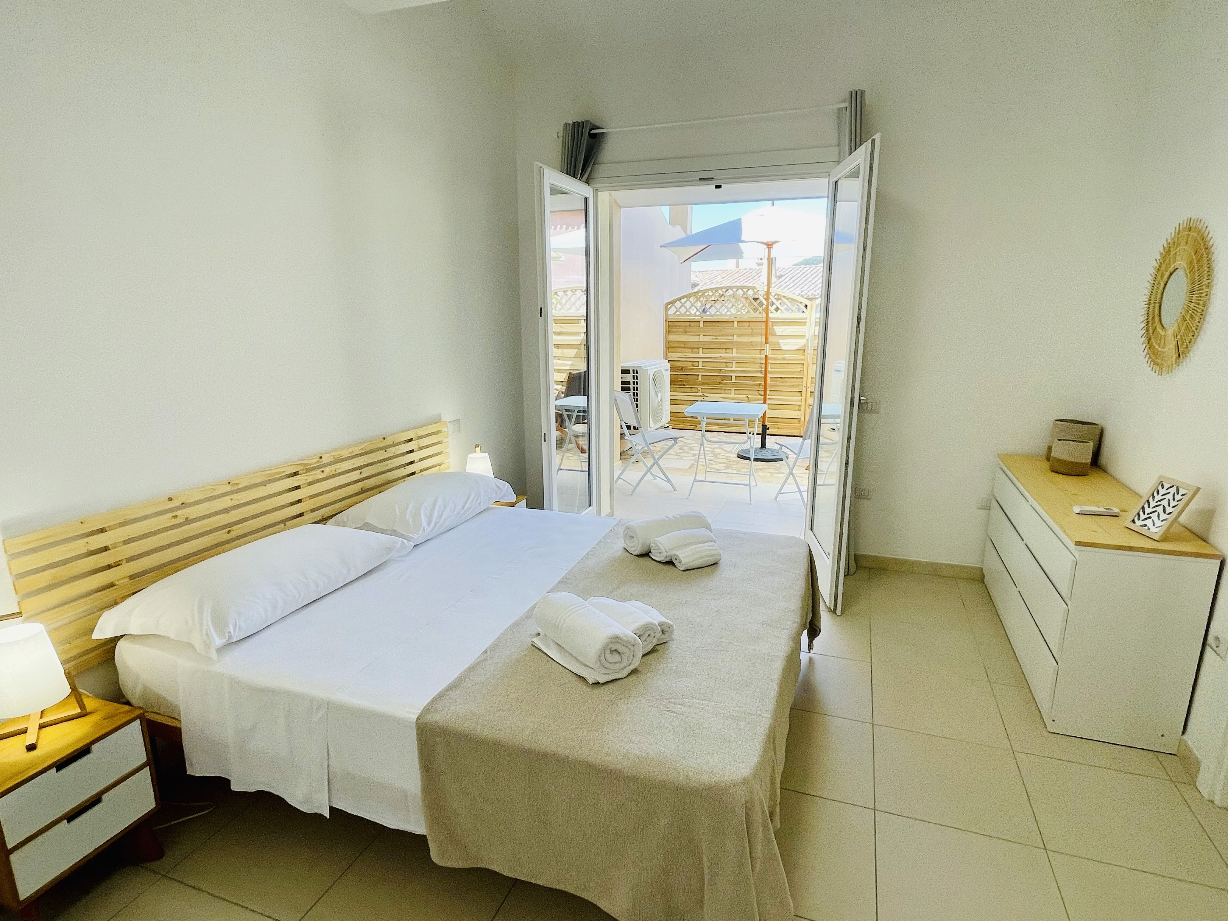 Camera matrimoniale del Trilocale Shardana Standard con porta finestra