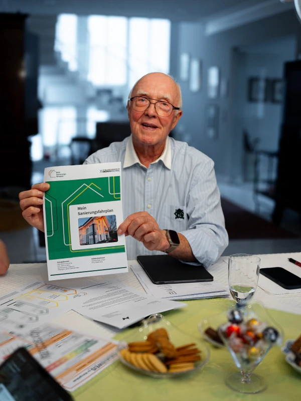 Eigentümer Stein mit seine Sanierungsfahrplan in der Hand