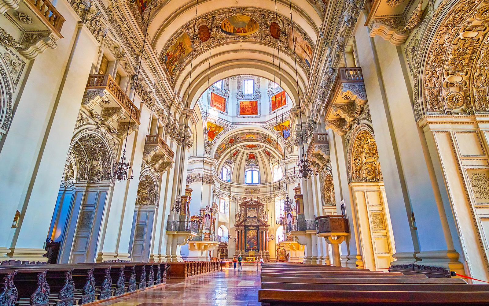 萨尔茨堡大教堂的内部装饰有华丽的拱门和精美的壁画，是萨尔茨堡旅行的一部分。