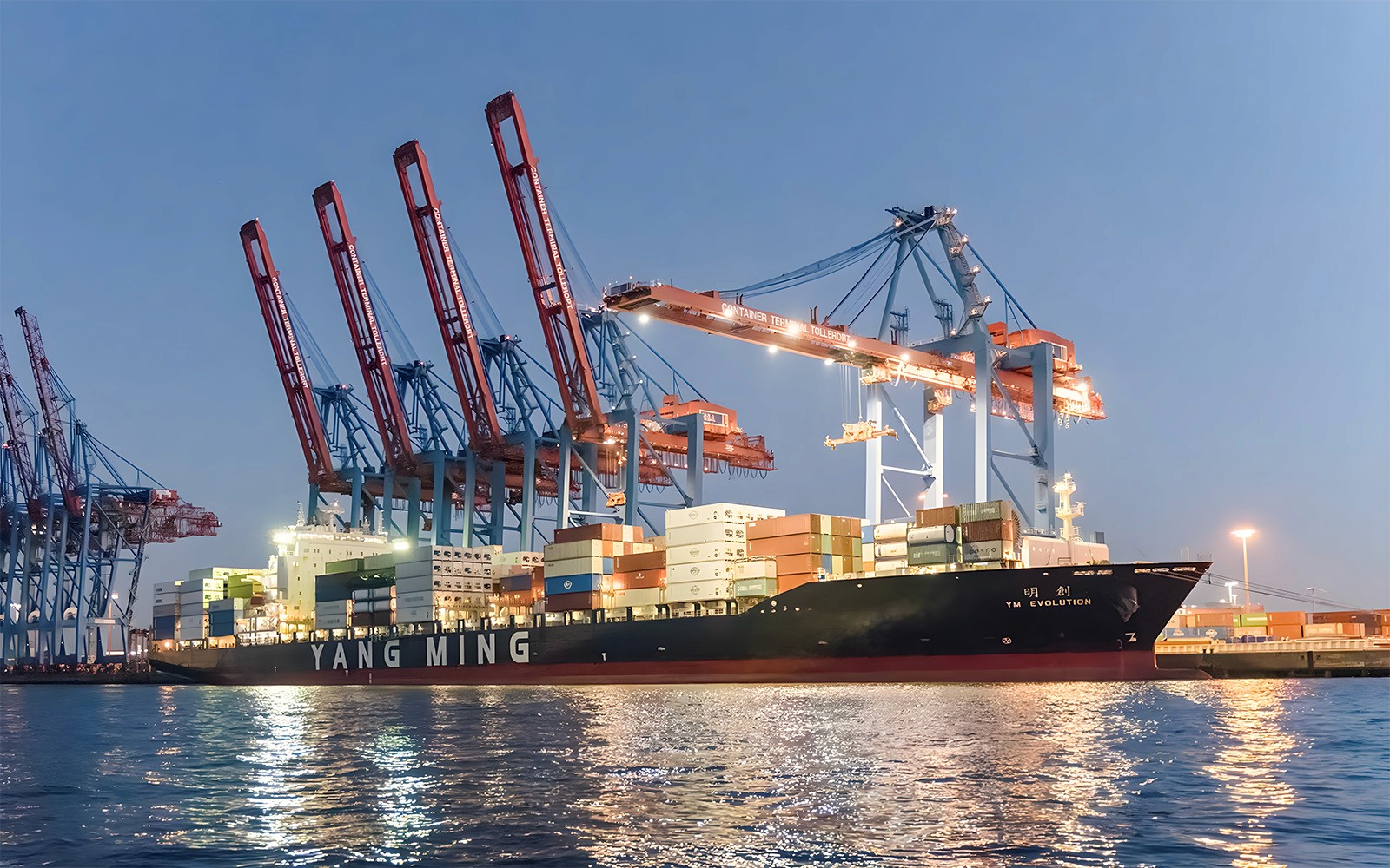 集装箱船停靠在大港，在1.5小时的晚间游轮中灯火辉煌。