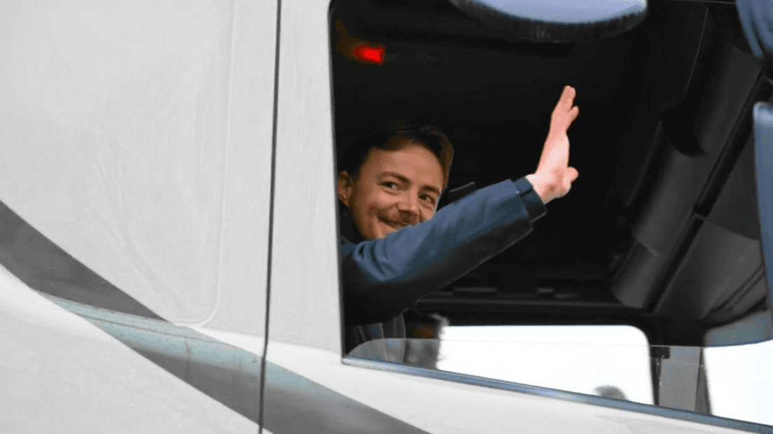 Desley van Trayler in een vrachtwagen die zwaait