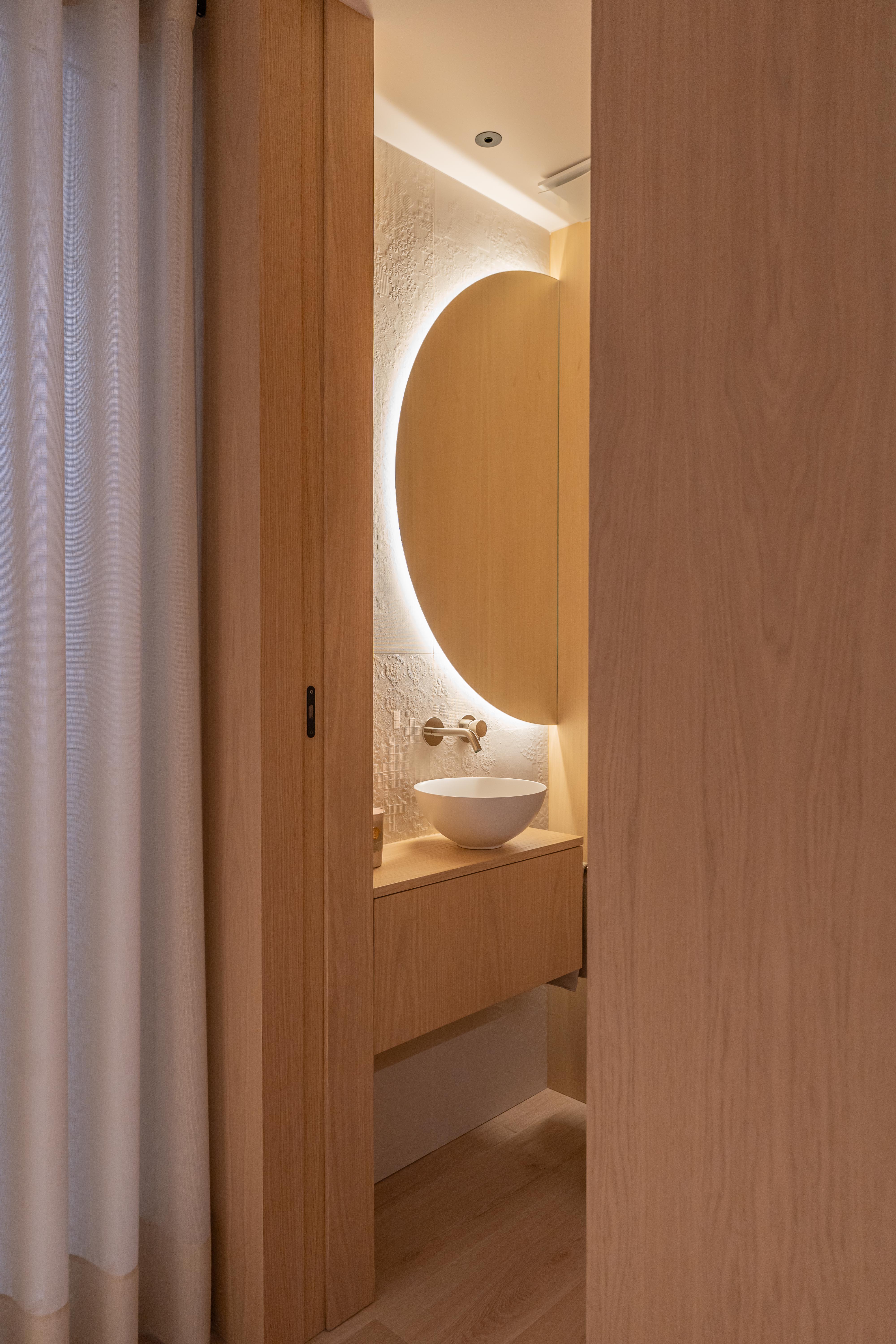 Detalle baño con espejo circular