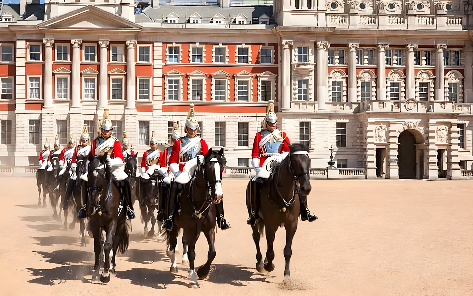 טקס החלפת המשמרות במצעד הפרשים, לונדון.