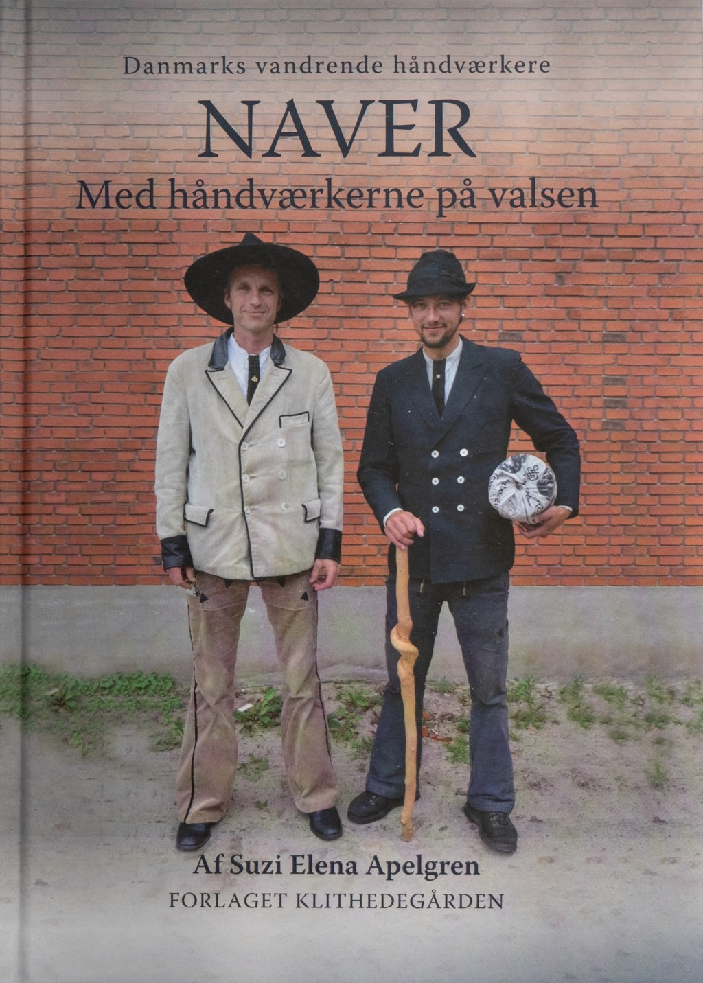 Bogforside af "Naver - Med håndværkerne på valsen" af Suzi Elena Apelgren. En rejse gennem de vandrende håndværkeres liv og traditioner.