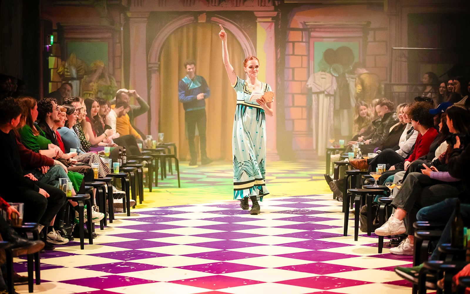 观众正在色彩缤纷的剧院环境中观看《芭蕾与偏见》表演。