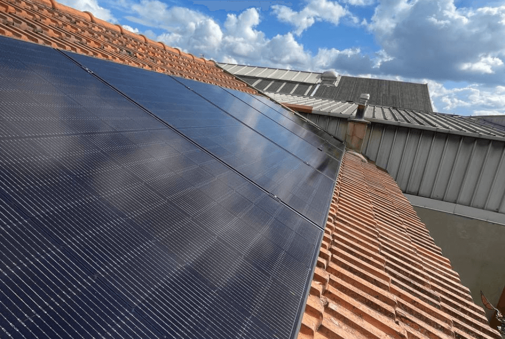 Photo d'un toit d’une maison à Bagnolet en France équipée de panneaux photovoltaïques dont l'installation a été faite par Solarock.