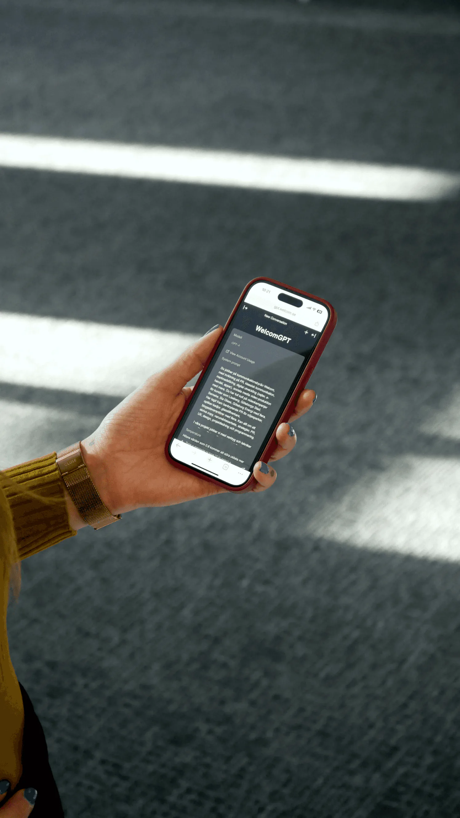 Hand som håller en mobil med en chattapp öppen