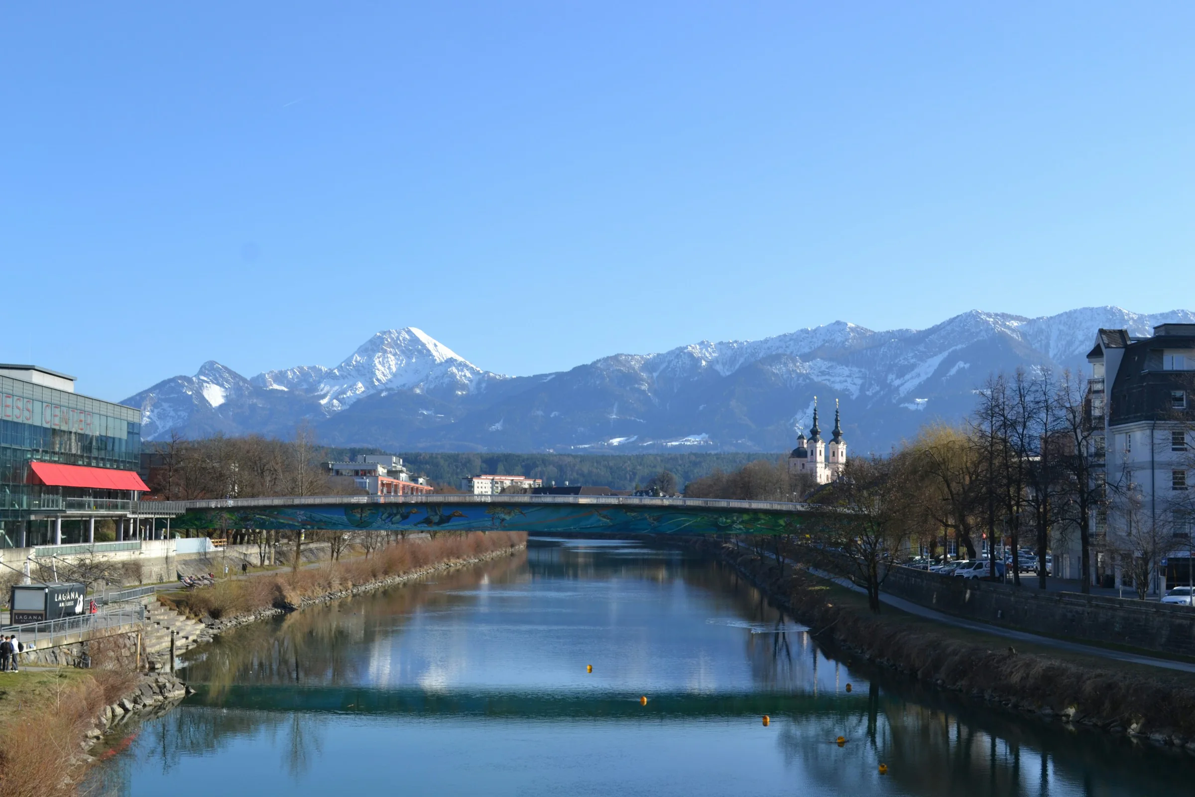 Villach, Drau mit Heiligenkreuzkirche und Mittagskogel