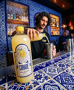 Bouteille de jus de citron dans un bar mexicain et un serveur 