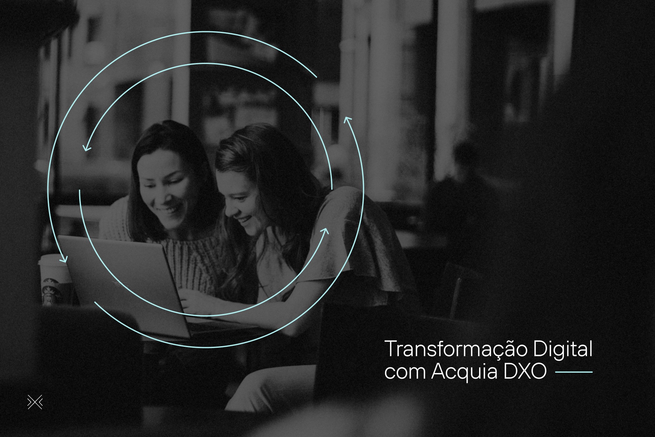 duas pessoas olhando para a tela de um laptop. lettering 'transformação digital com acquia dxo'