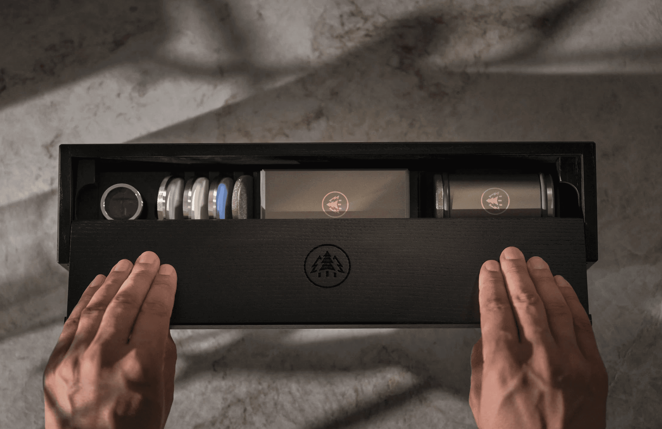 Die HORL® Box, befüllt mit dem HORL3 Pro, der HORL3 Pro Schleiflehre, den vier zusätzlichen Schleifscheiben und der HORL Lupe, für ein komplettes, professionelles Schärf-Set-up.