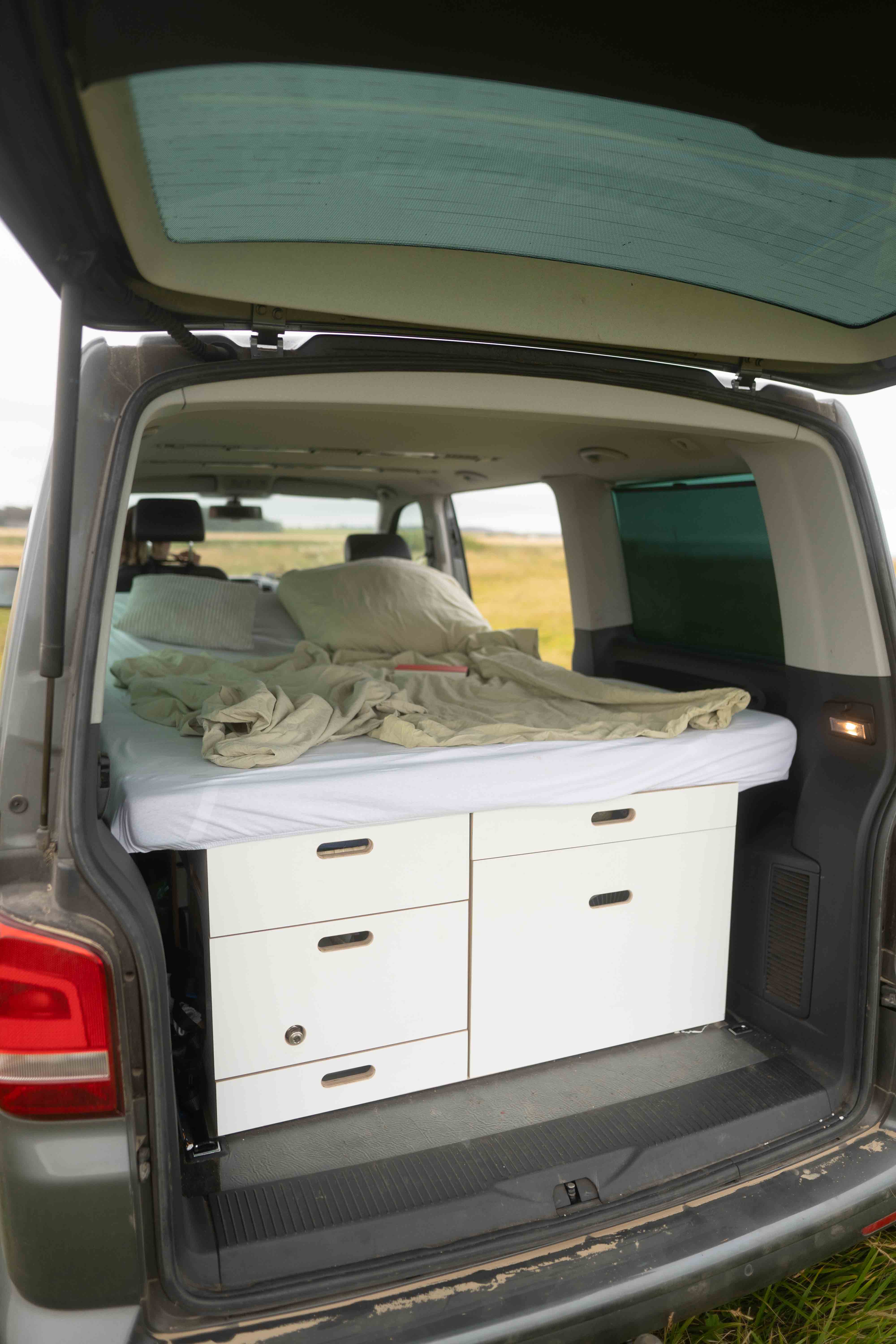 Wellen-Akustiklampe an der Decke montiert, effektive Raumakustik und modernes Design