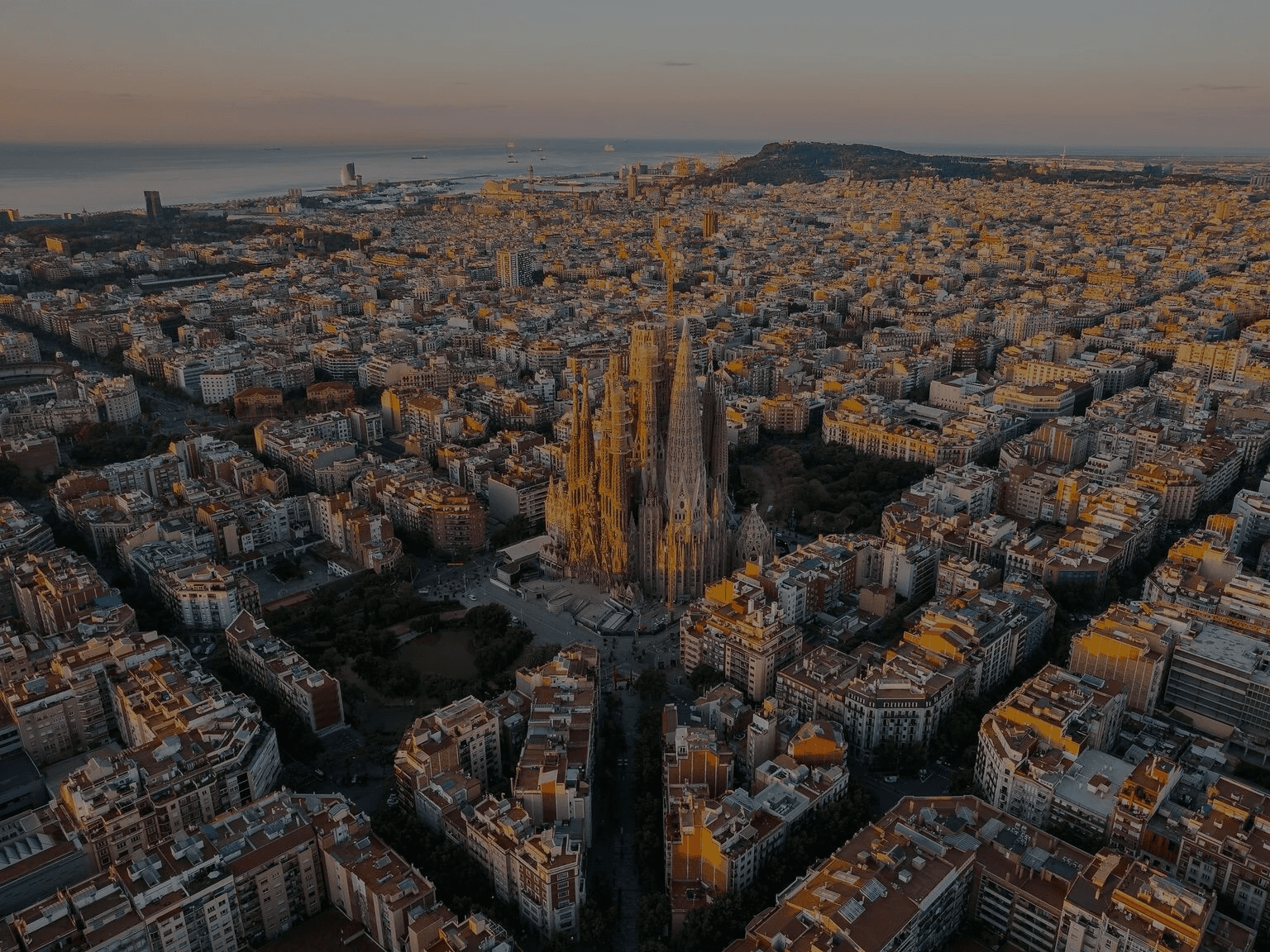 Skyline van de stad Barcelona met de Sagrada Família centraal in beeld