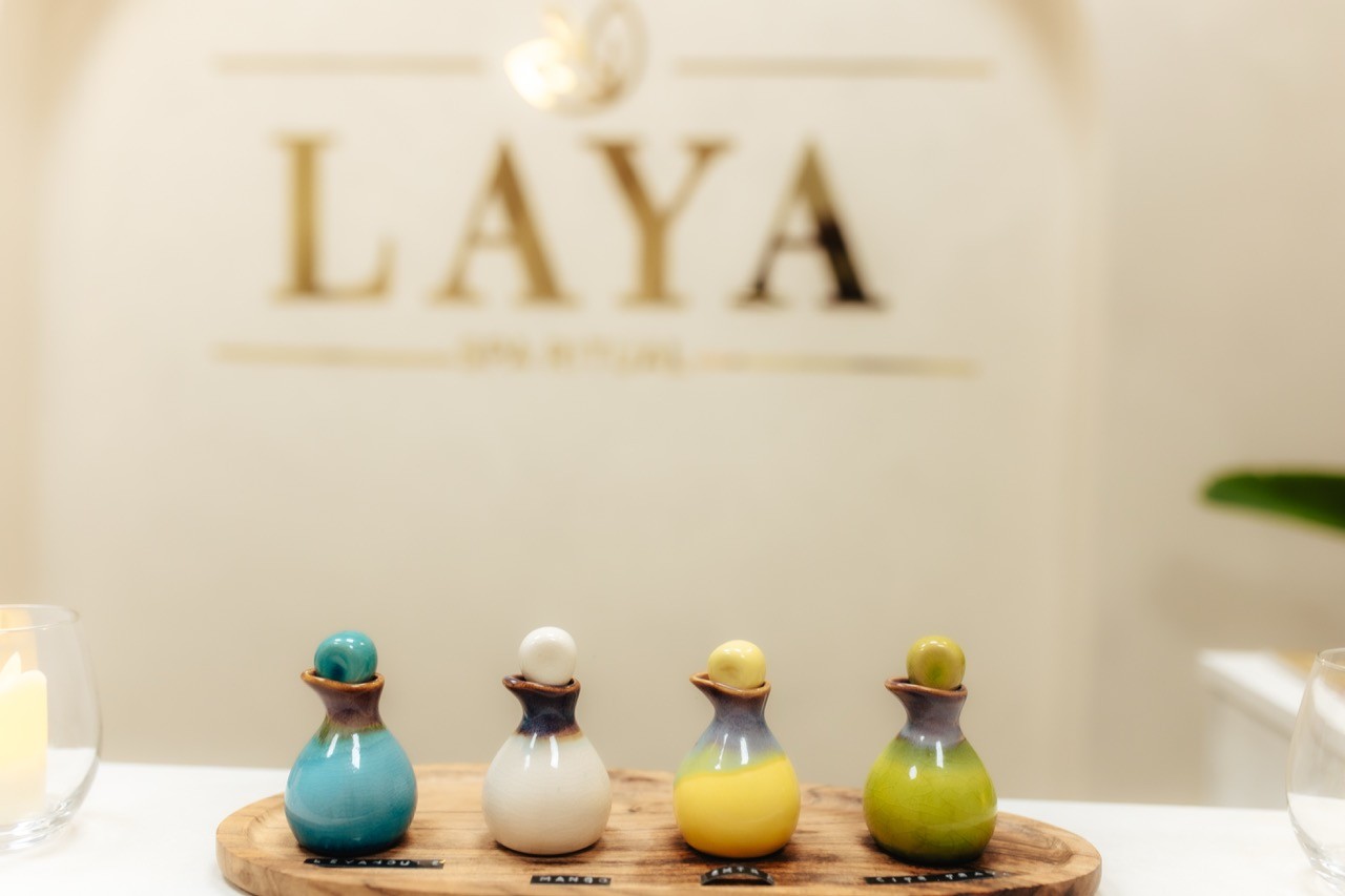 Přírodní masážní oleje v tradičních keramických nádobkách na recepci thajského salonu LAYA Spa Ritual Teplice