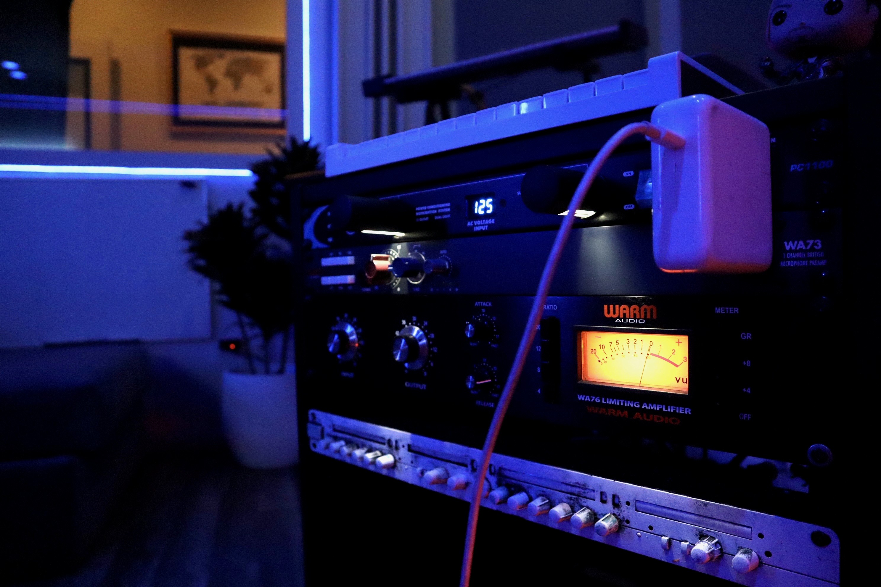 studio-music-audio-gear-aniara-blue-tint