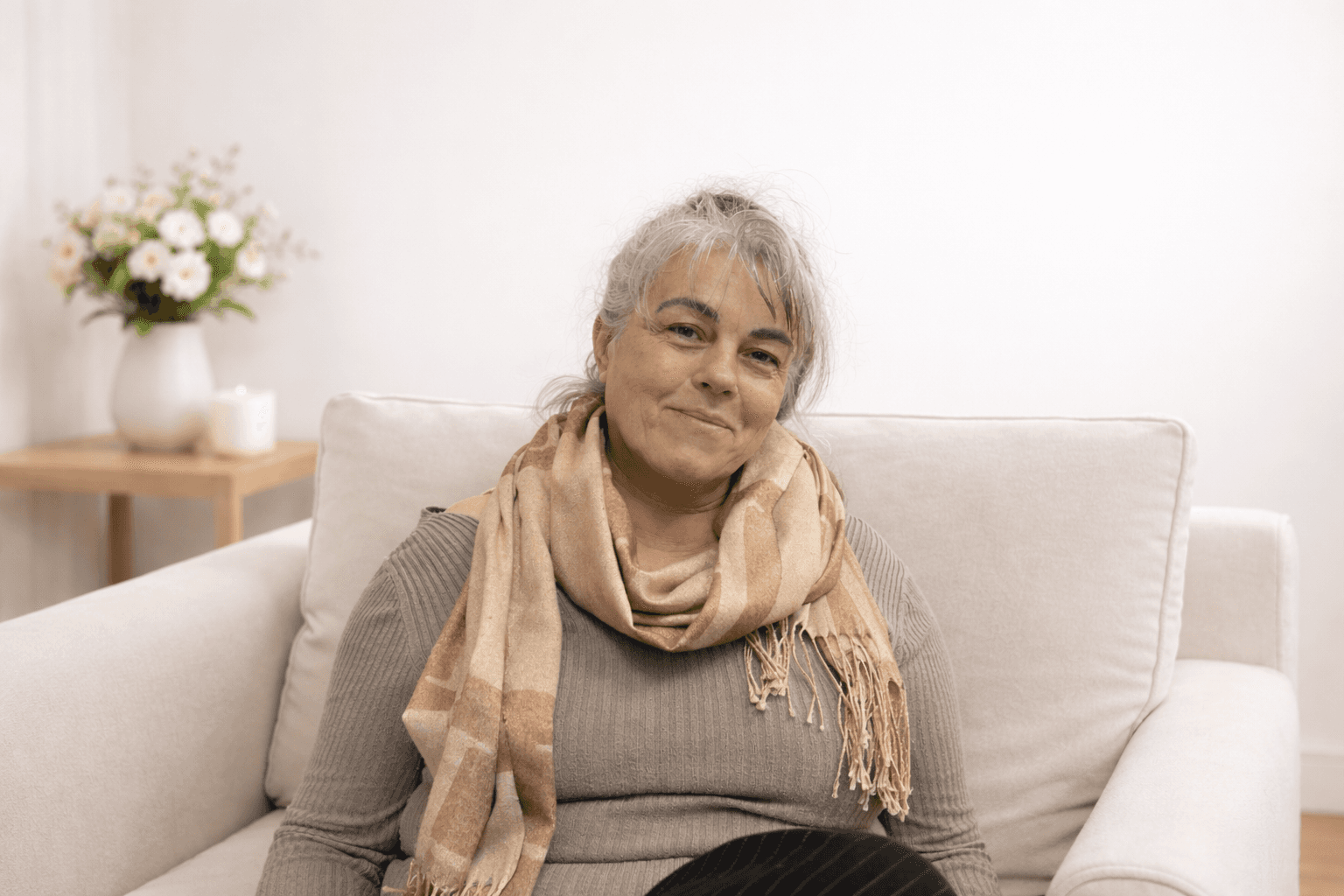 Salón de masajes con ambiente relajante y luz natural