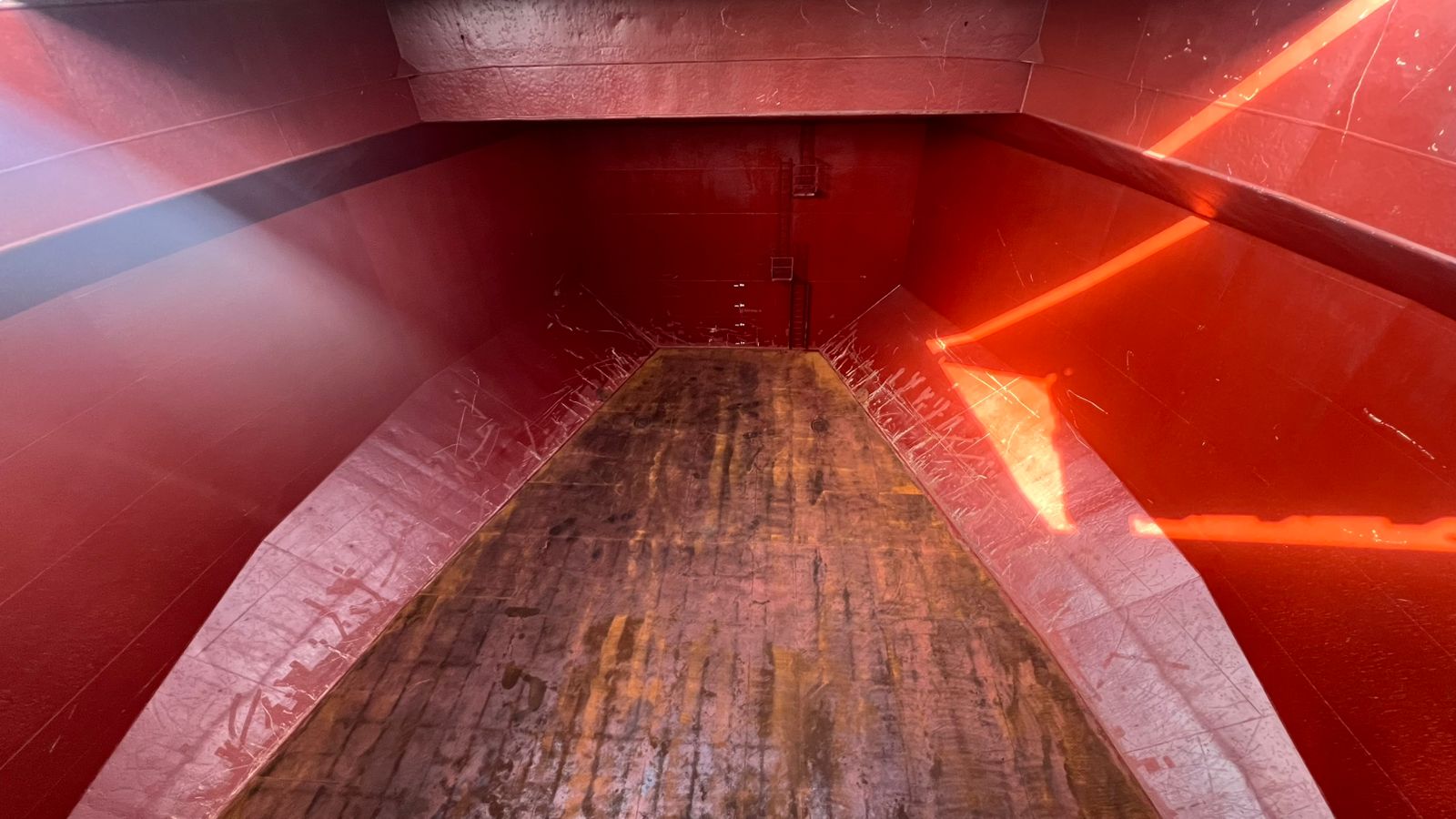 a perfect overview of the cargo hold no 01 perfectly cleaned by the seachios team at mosqueiro and vila do conde, amazon river and compliant with international standards to load grains
