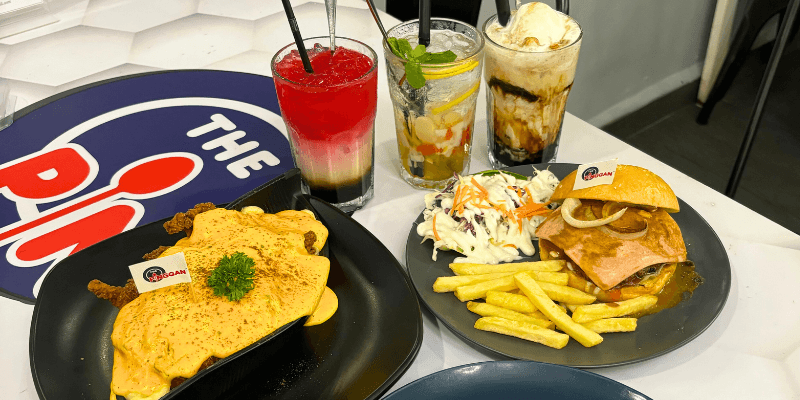 Hidangan barat seperti ayam berkeju dan burger di sebuah kafe di Johor Bahru.