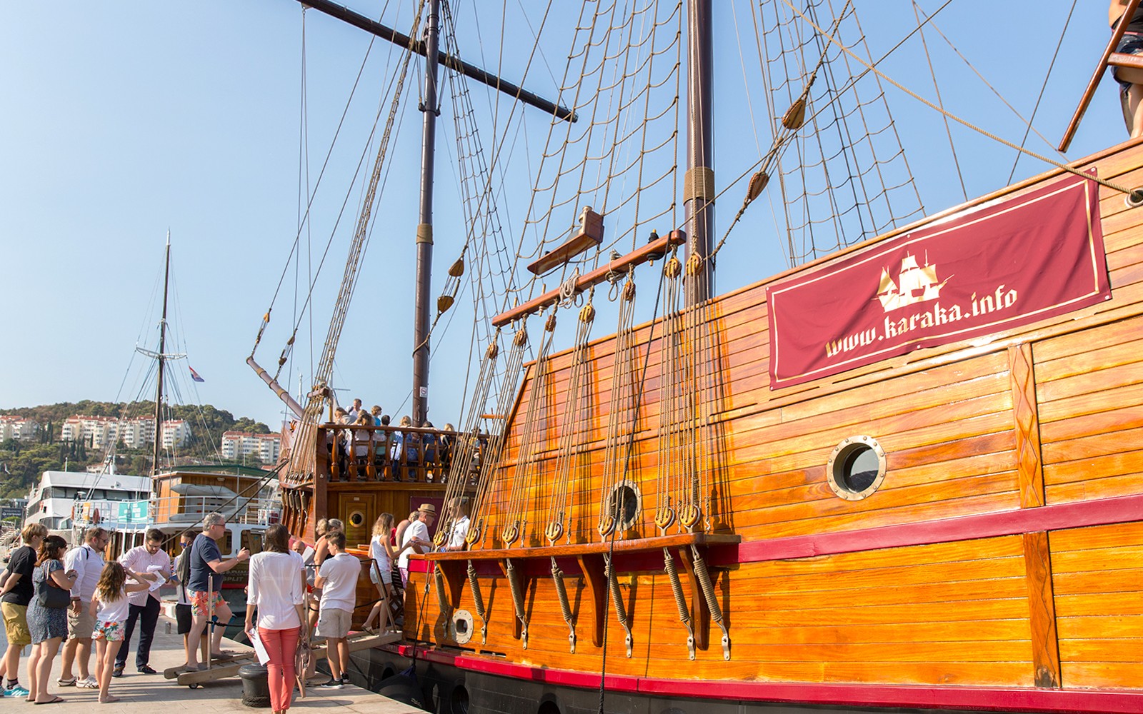 游客们正在登上一艘木船,参加导游带领的Elaphite群岛巡游。